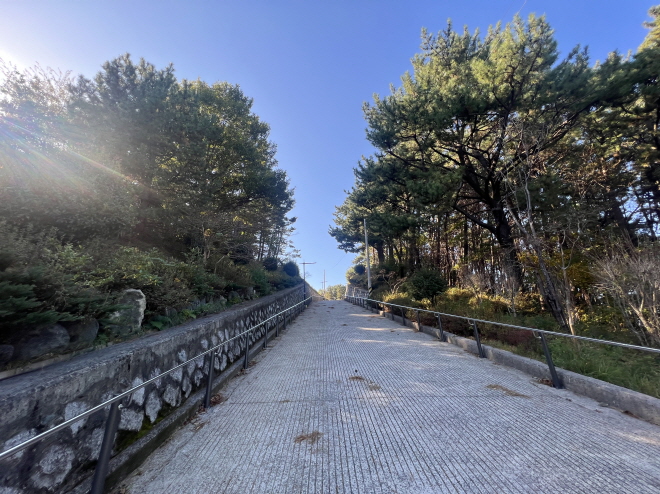 거제시 충혼탑, 진입로 핸드레일 설치로 보행환경 개선 현장 이미지