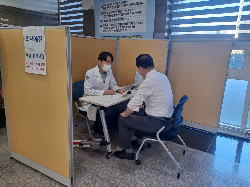 거제시, 인플루엔자 및 코로나19 출장 예방접종으로 의료취약지 시민의 면역력 증가에 기여 현장 이미지