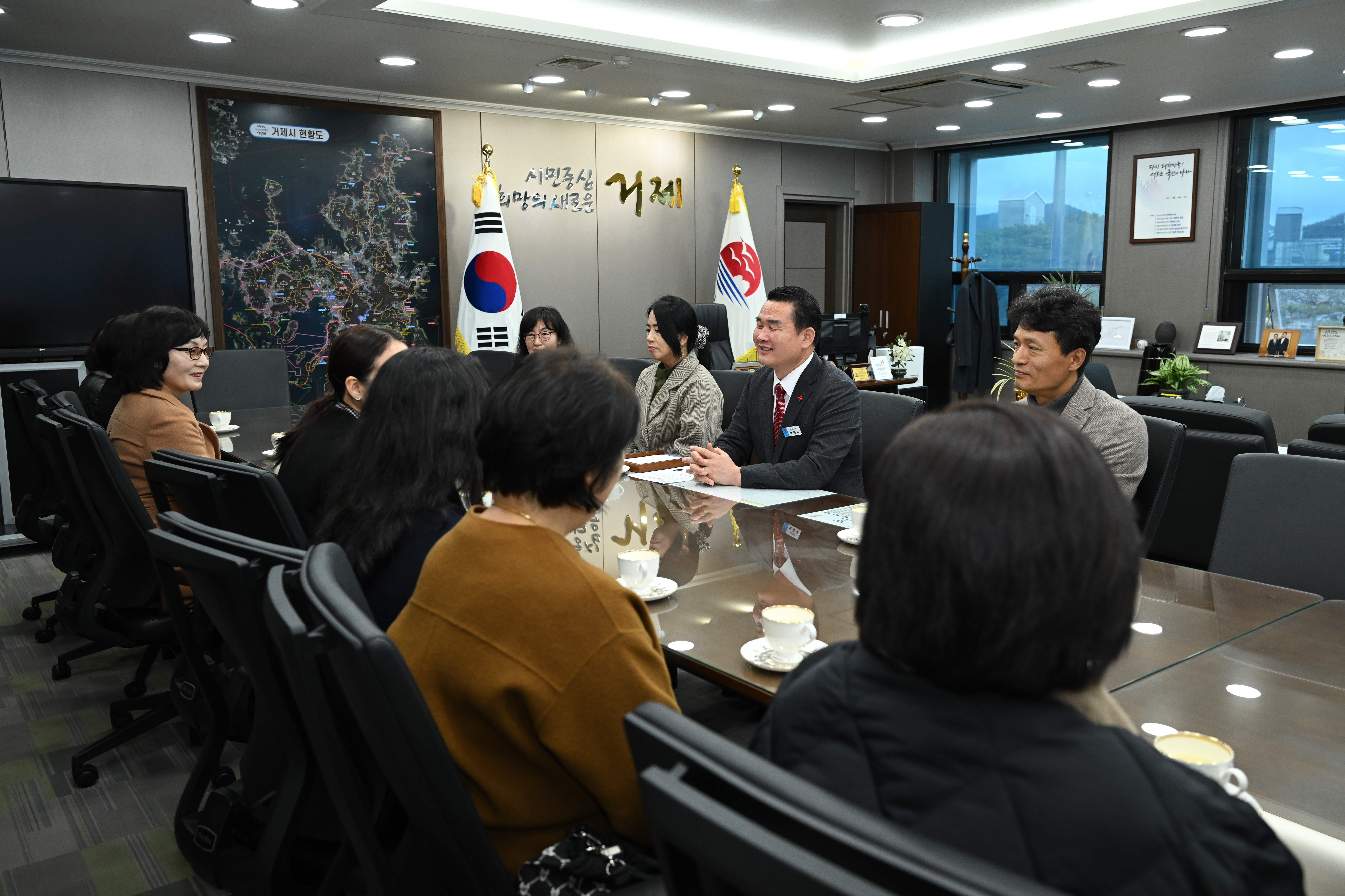 (사)거제시 여성단체협의회, 사랑 나눔 성금 기부 현장 이미지