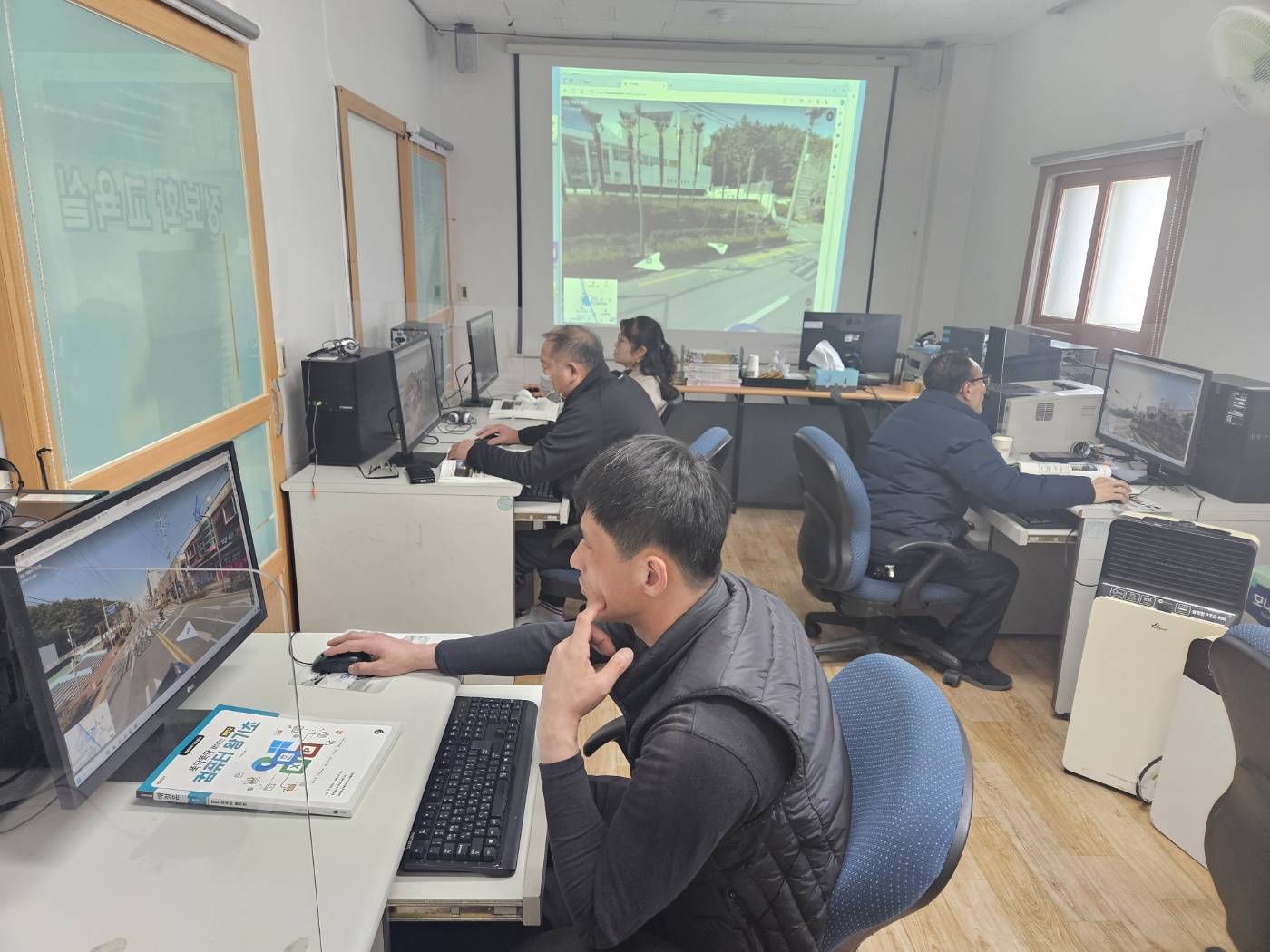 거제시, 지체·시각장애인을 위한 시민정보화교육장 노후 PC 전격 교체 현장 이미지