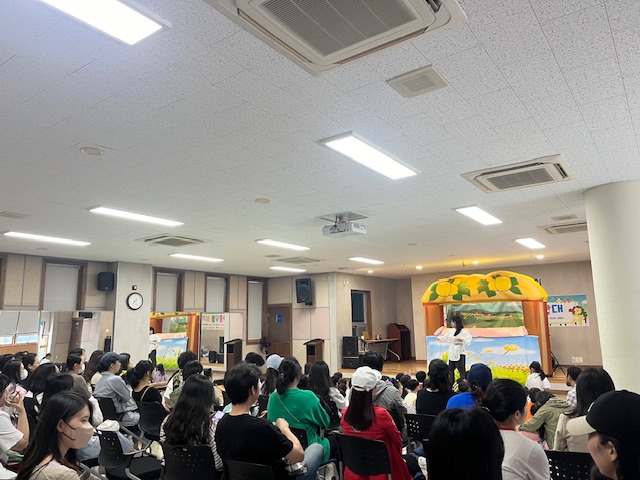 거제시립장평도서관 도서관주간 행사, ‘좌충우돌 브레맨음악대’ 인형극 공연 성료 현장 이미지