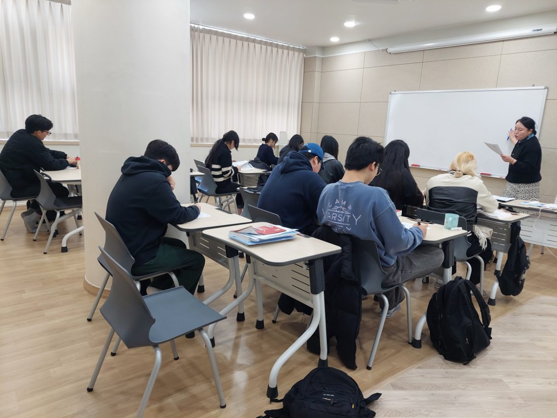 거제시학교밖청소년지원센터, 2024년 제1회 검정고시 지원 결과 현장 이미지