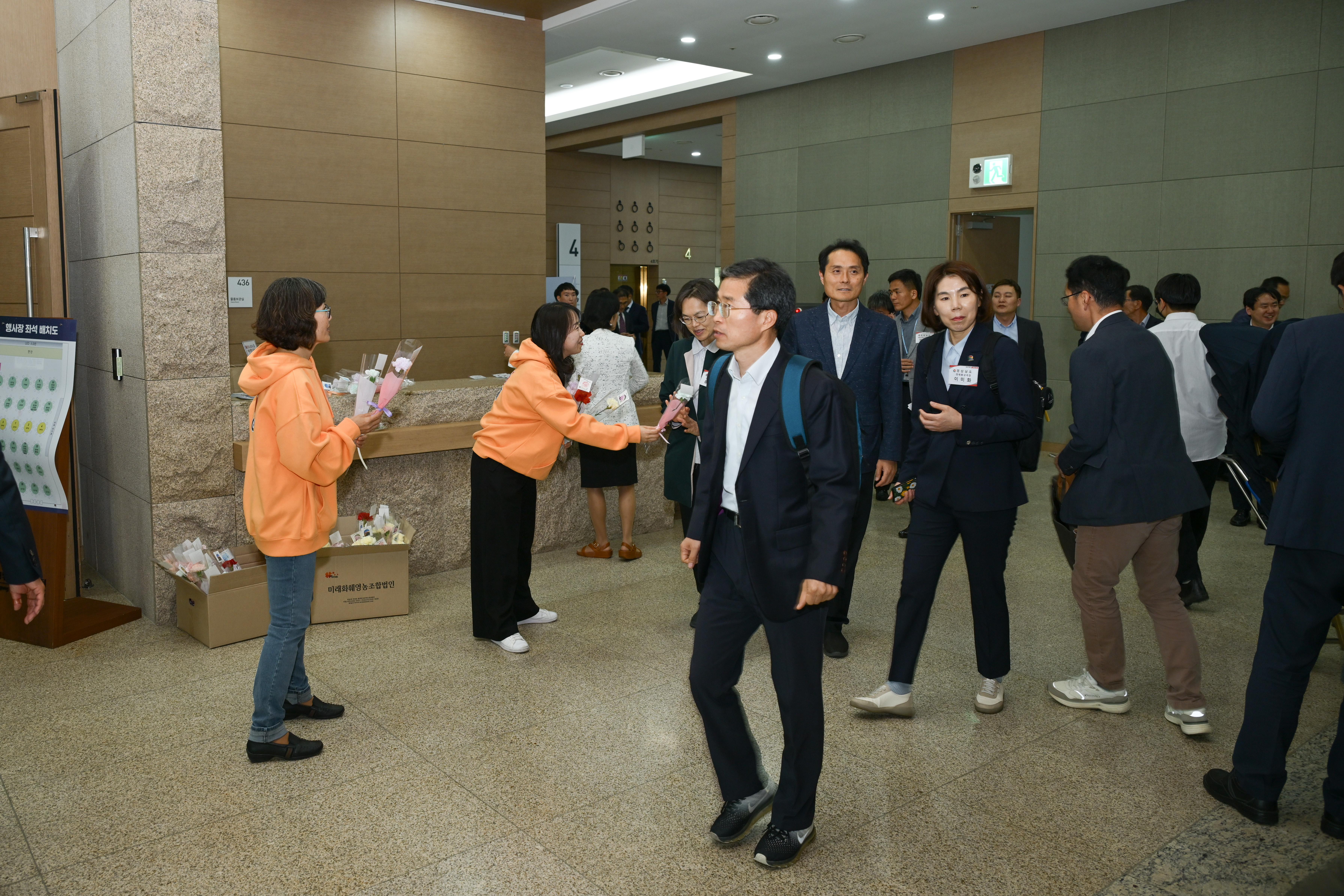 5월 카네이션에 거제시 고향사랑기부 마음 담아 현장 이미지