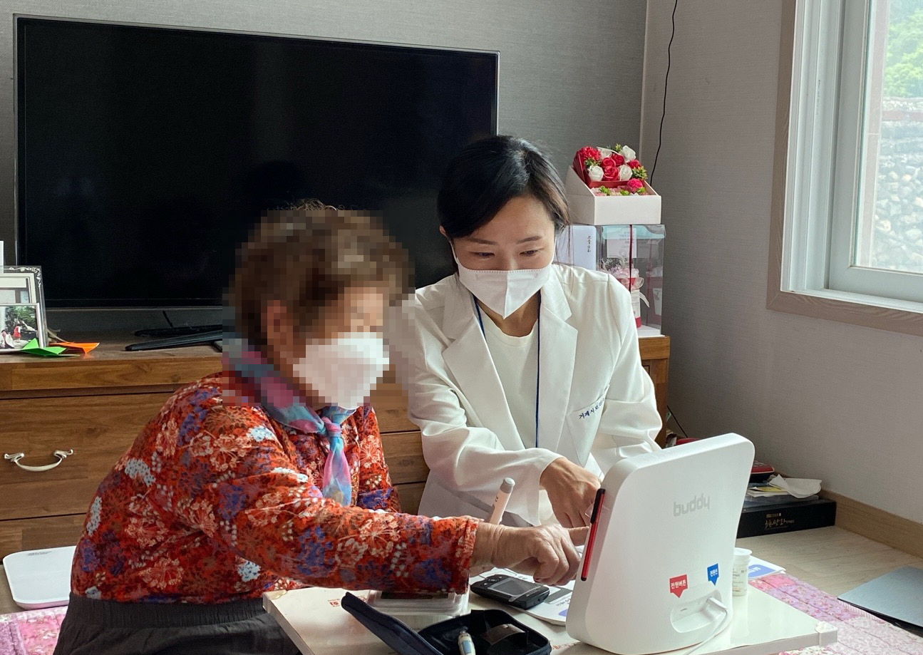 거제시보건소,  AI·IoT기반 어르신 건강관리사업 호응 현장 이미지