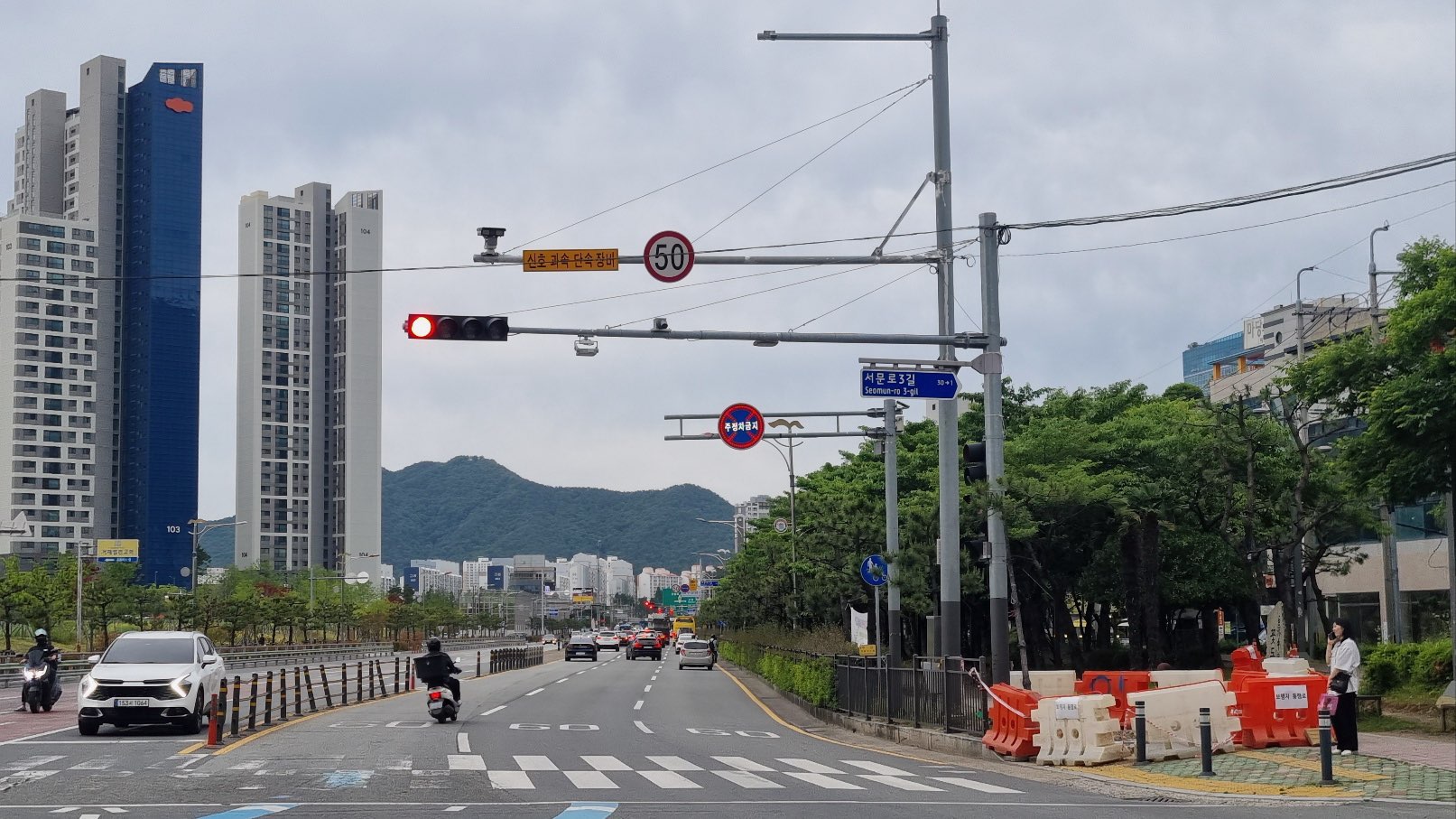 거제시·거제경찰서, 장평육교교차로 ~ 중곡육교교차로 최고속도 60→50km/h 하향 조정 현장 이미지