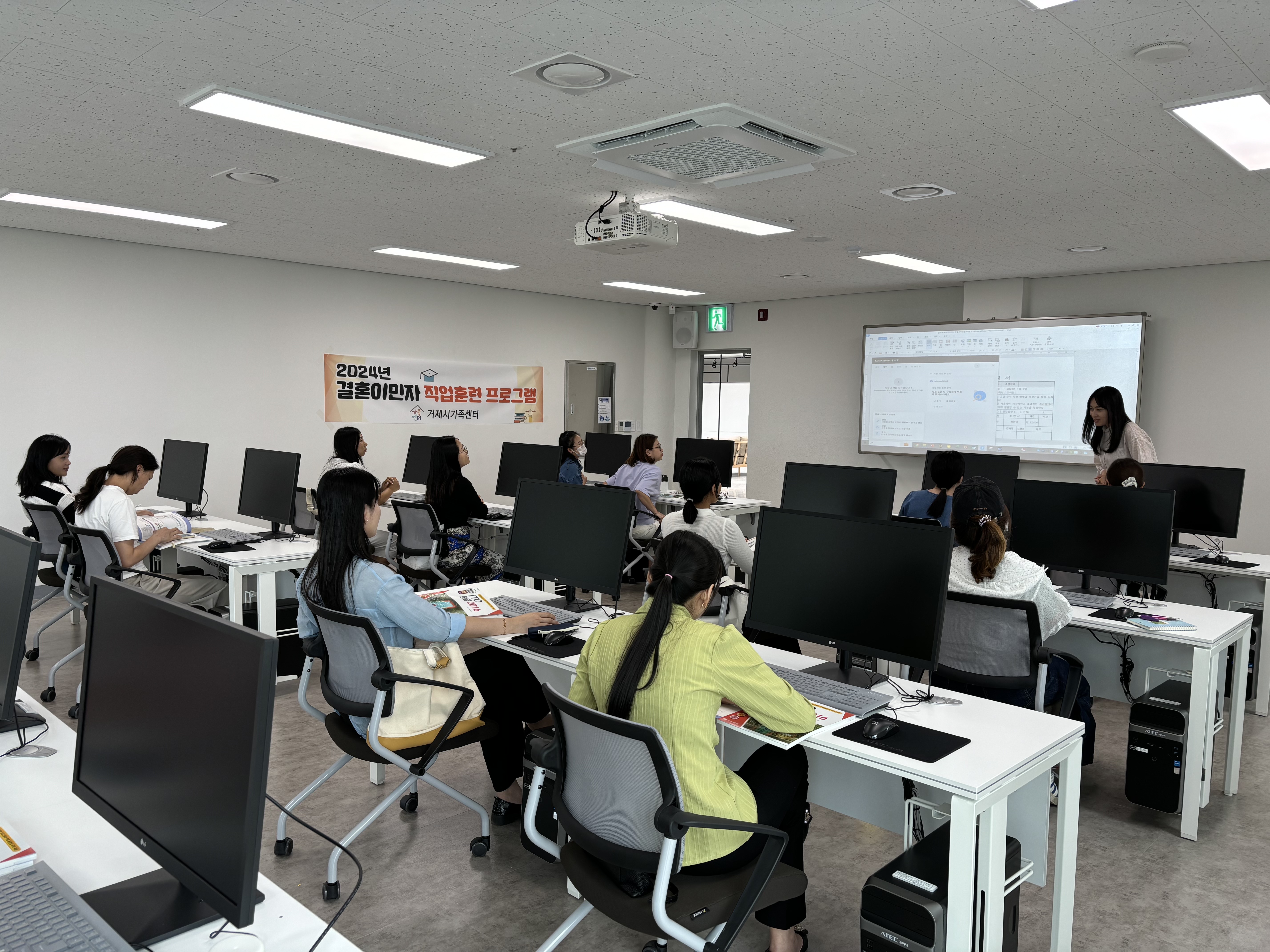 거제시가족센터, 결혼이민자 직업훈련 프로그램  운영 현장 이미지