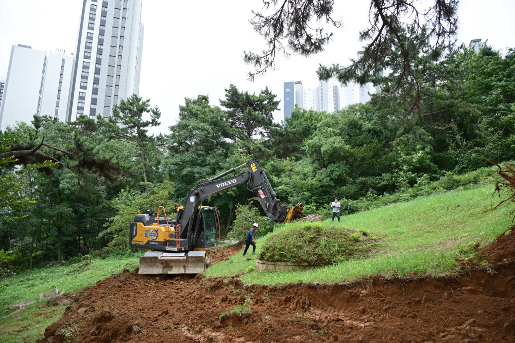 상동 더샵 거제디클리브 인근 묘지 이장 현장 이미지