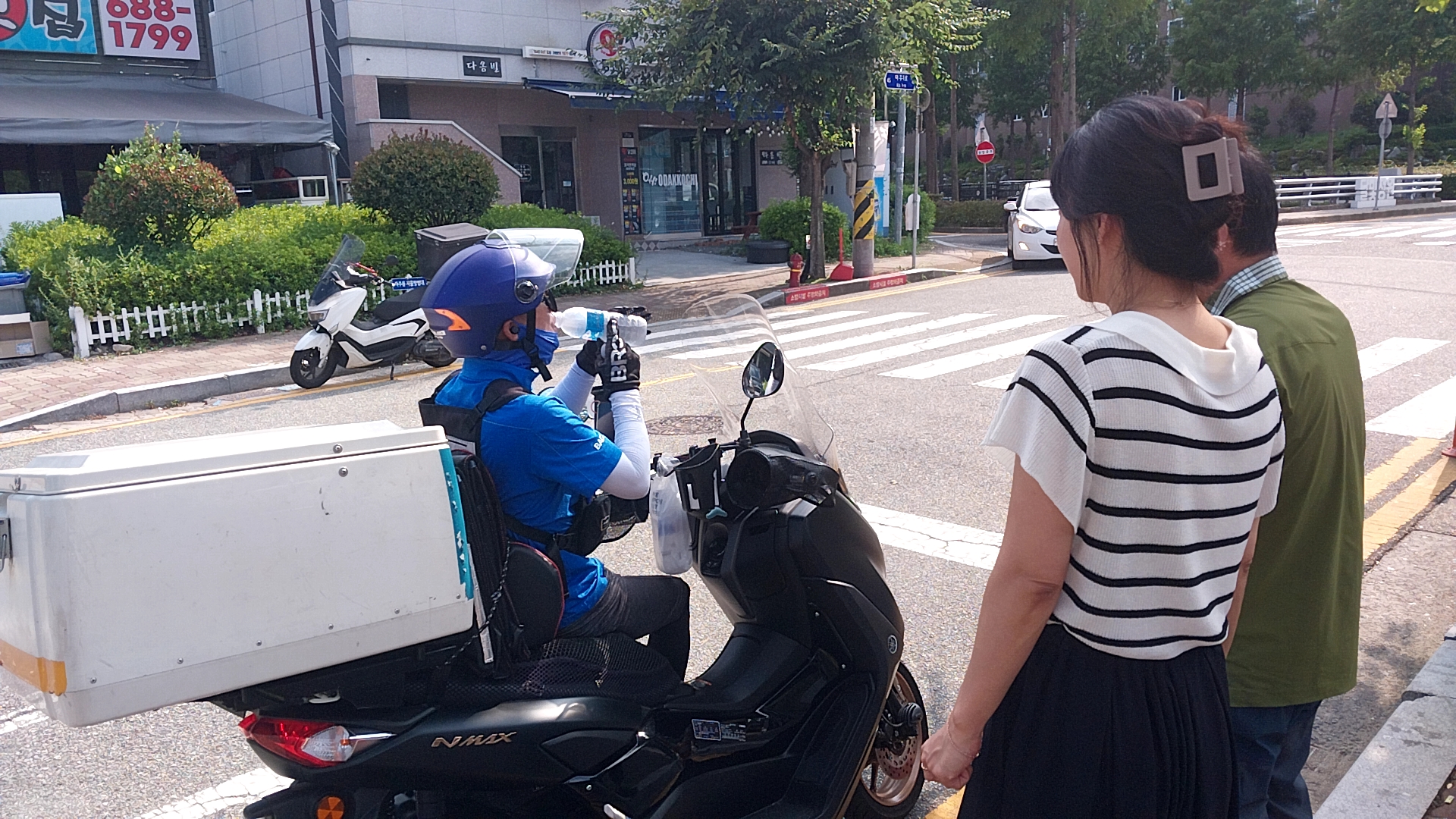 폭염 속 얼음생수에 이동 노동자 웃음활짝 현장 이미지