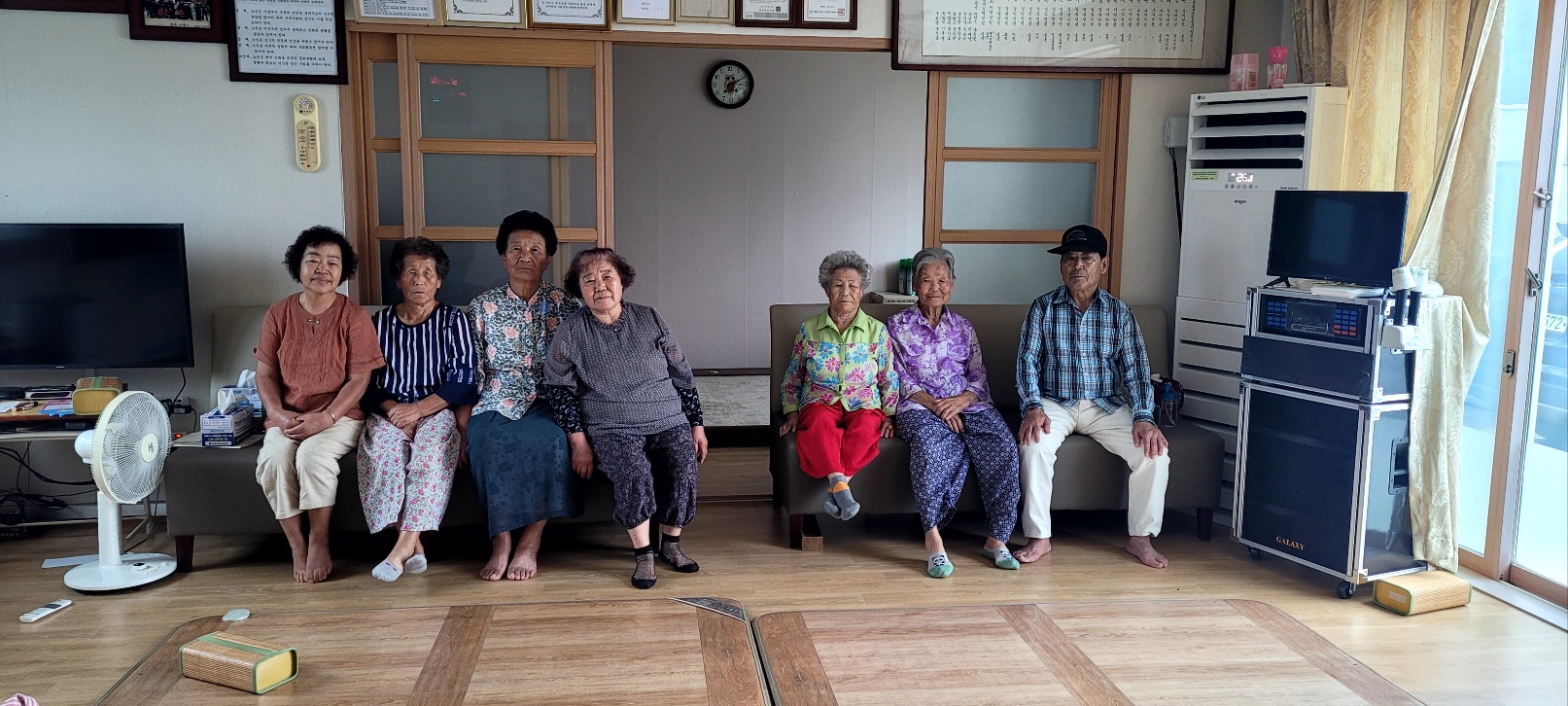 거제시, 경로당 어르신 무릎지킴이 소파, 테이블 세트 지원 현장 이미지
