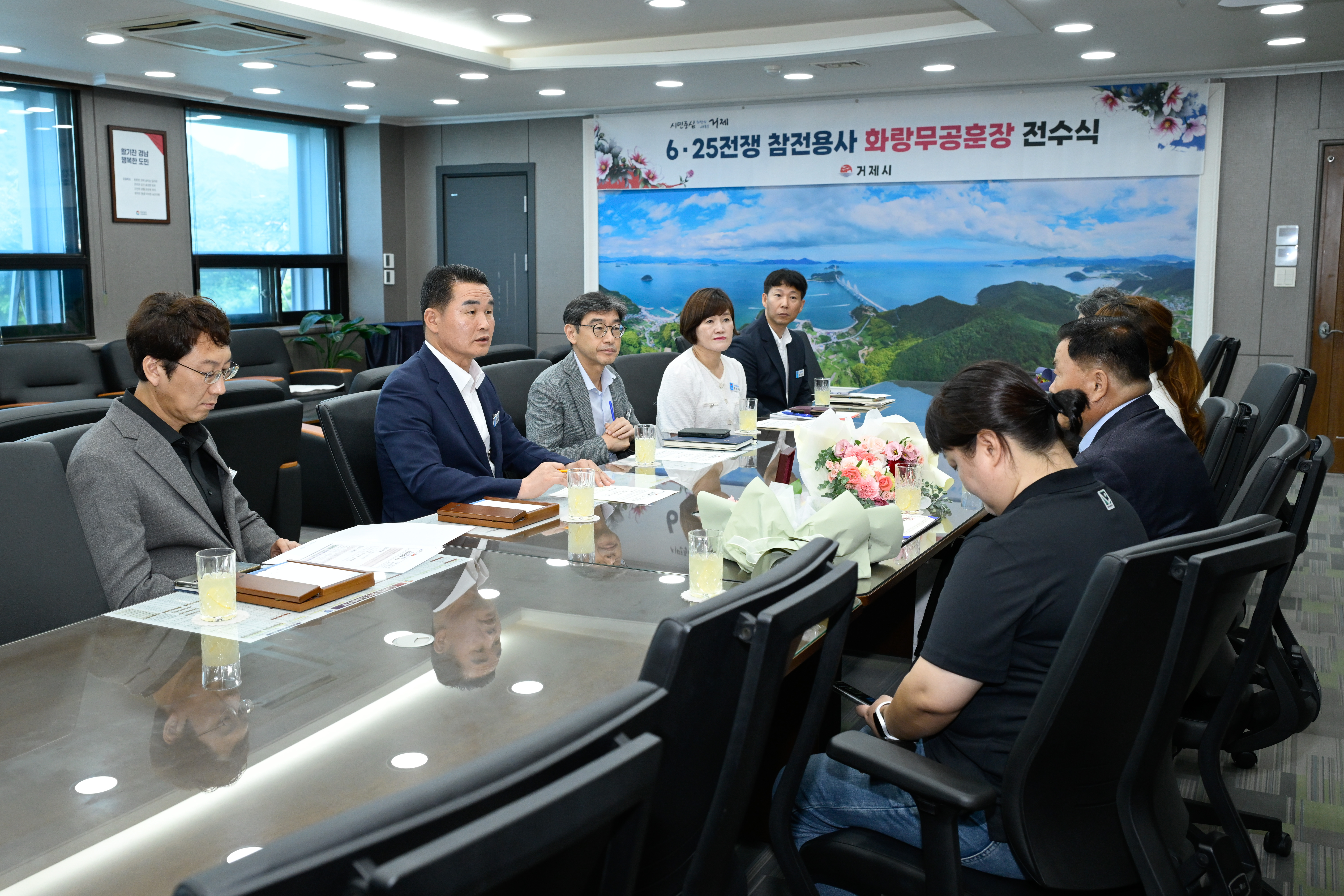 거제시, 6·25전쟁 참전용사 화랑무공훈장 전수 현장 이미지