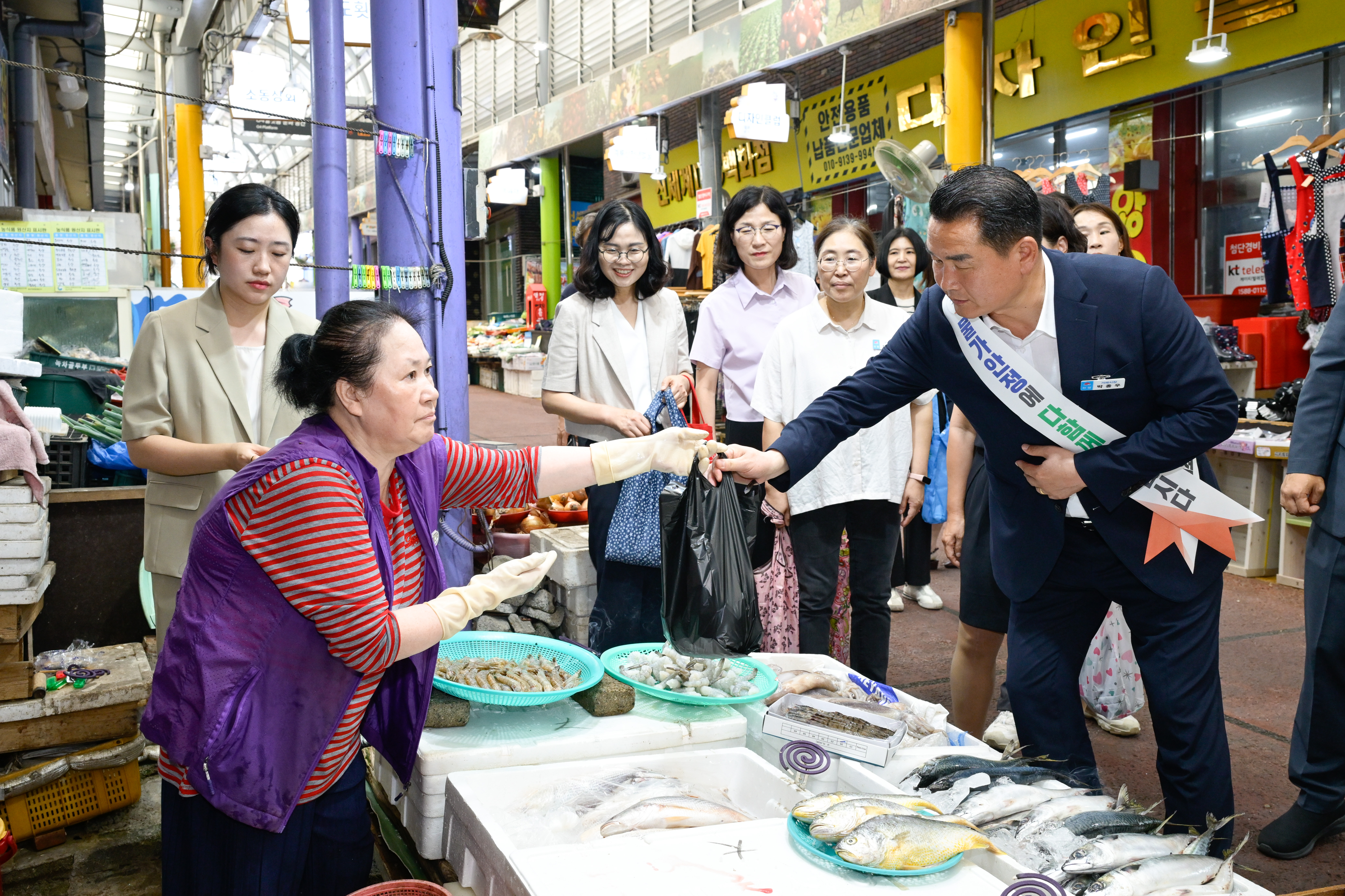 거제시, 추석 맞이 전통시장 장보기 “전통시장에서 넉넉한 인심, 따뜻한 정 느껴요” 현장 이미지