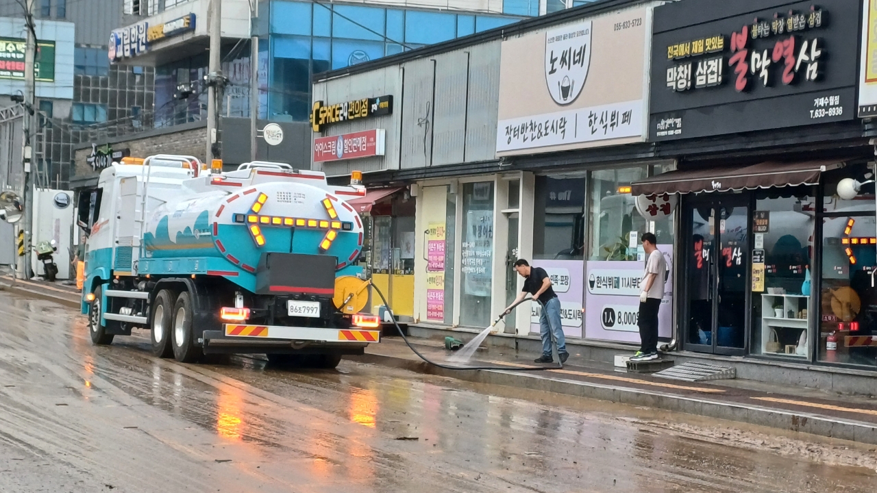 거제시, ‘노면청소 살수차’ 호우로  토사 유출된  도로·노면 청소 “제역할 톡톡” 현장 이미지
