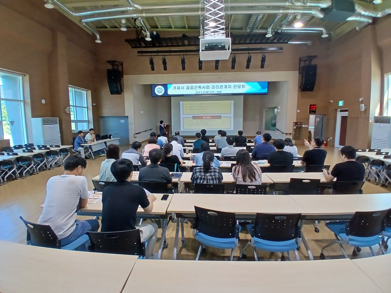 거제시 공공건축사업 감리자 선도적 역할 수행을 위한 “공공건축사업 감리관계자 간담회 개최” 현장 이미지