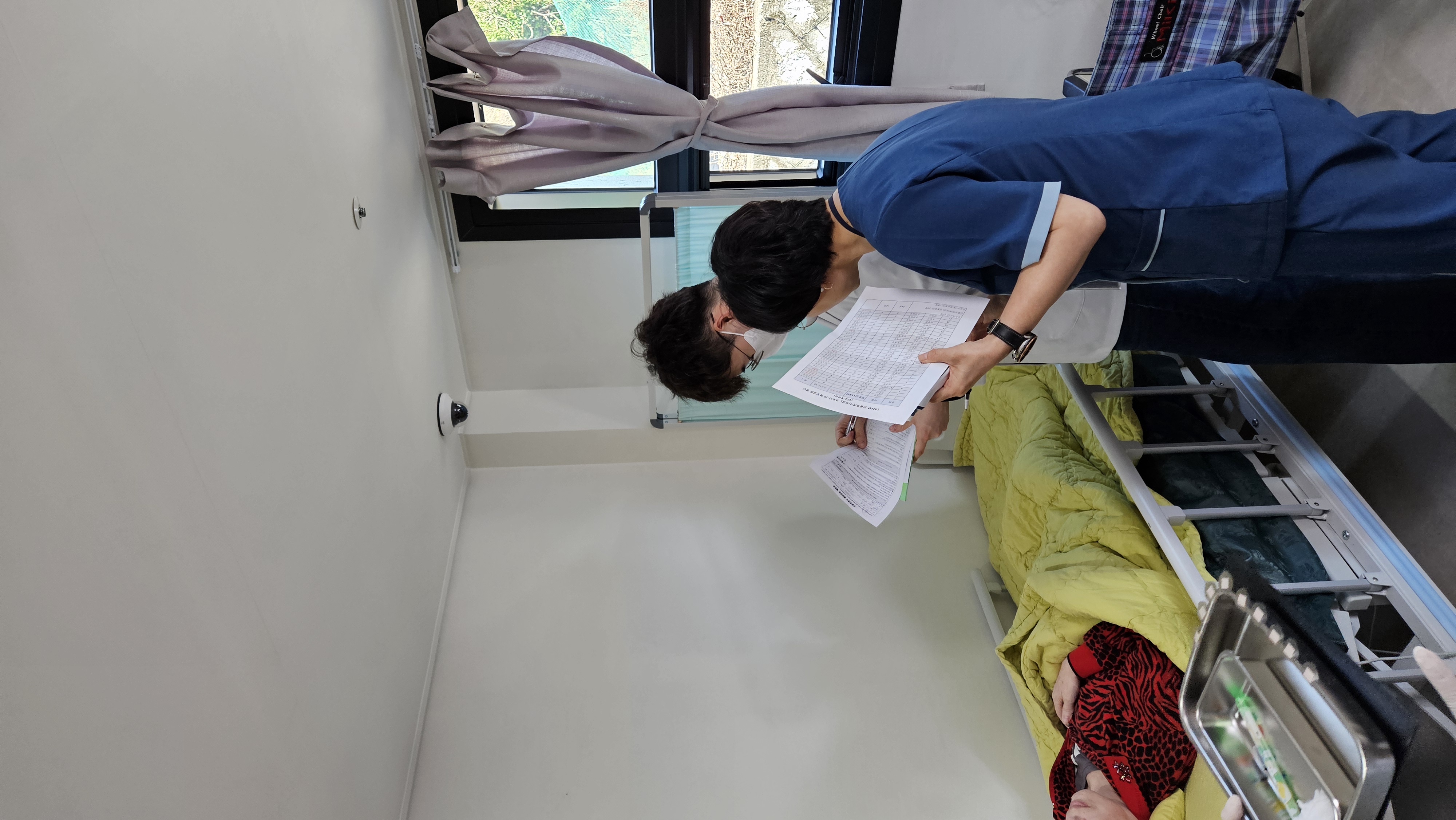 거제시 보건소, 사회복지시설 인플루엔자 및  코로나19백신 출장 접종 시행 현장 이미지