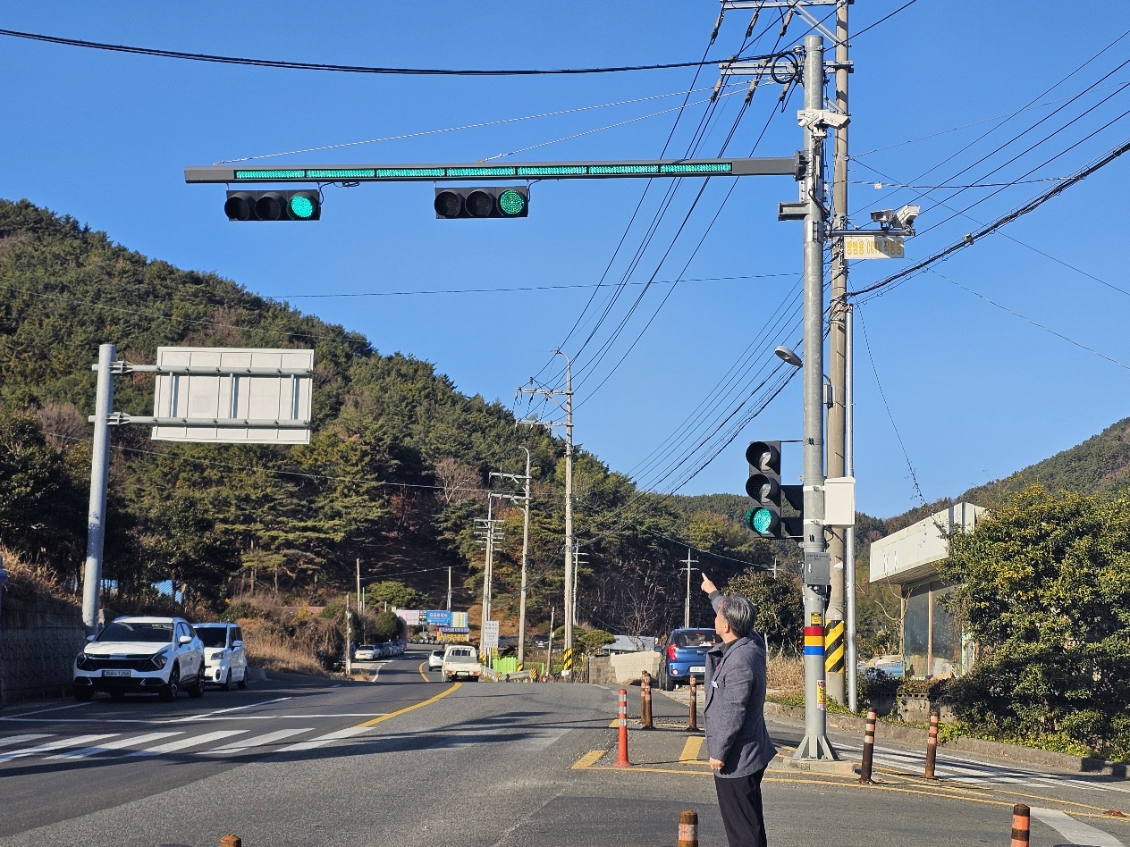 거제시, 운전 환경 개선를 위한 LED 차량신호등 보조장치 시범운영 시작 현장 이미지