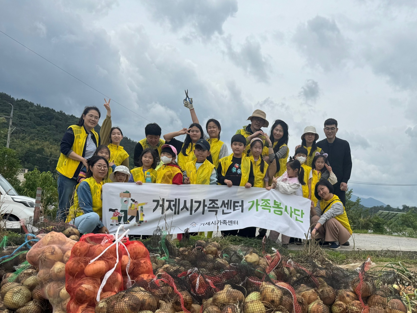 거제시가족센터, 2024년 ‘함께 그린 가족봉사단’ 성황리 마무리 현장 이미지