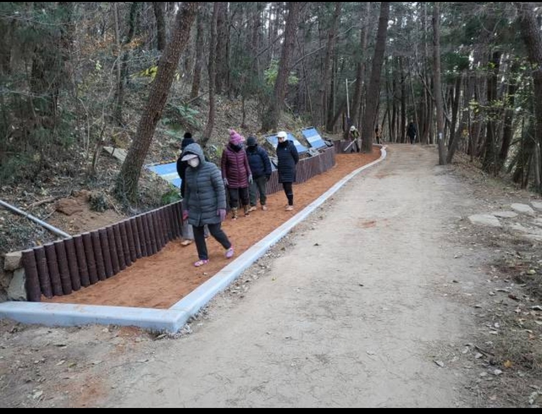 맨발로 숲속을 걸어요, 고현근린공원 맨발산책로 조성 현장 이미지