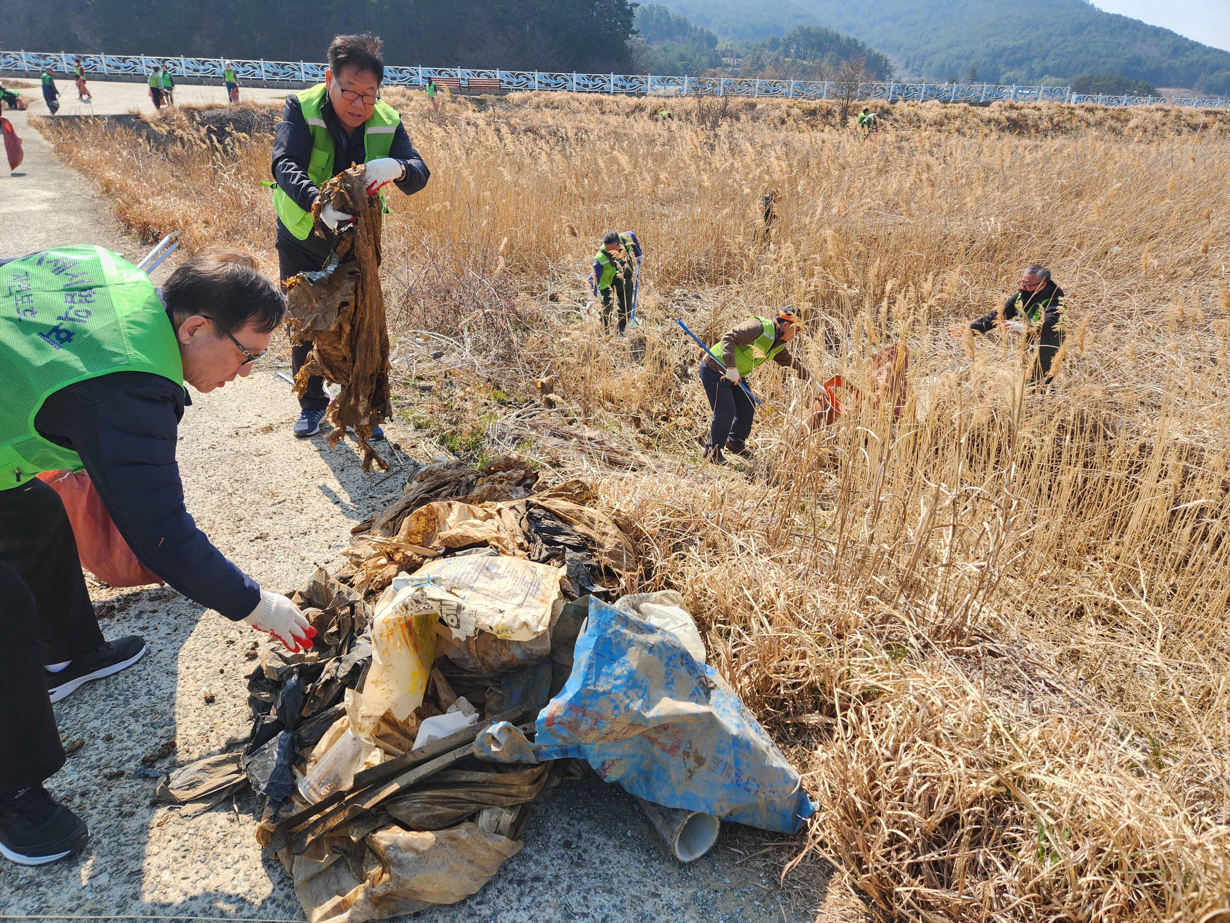 (사)자연보호연맹 거제시협의회, 2025년 ‘세계물의 날’ 기념 거제 동부산촌습지 정화 활동 펼쳐 현장 이미지