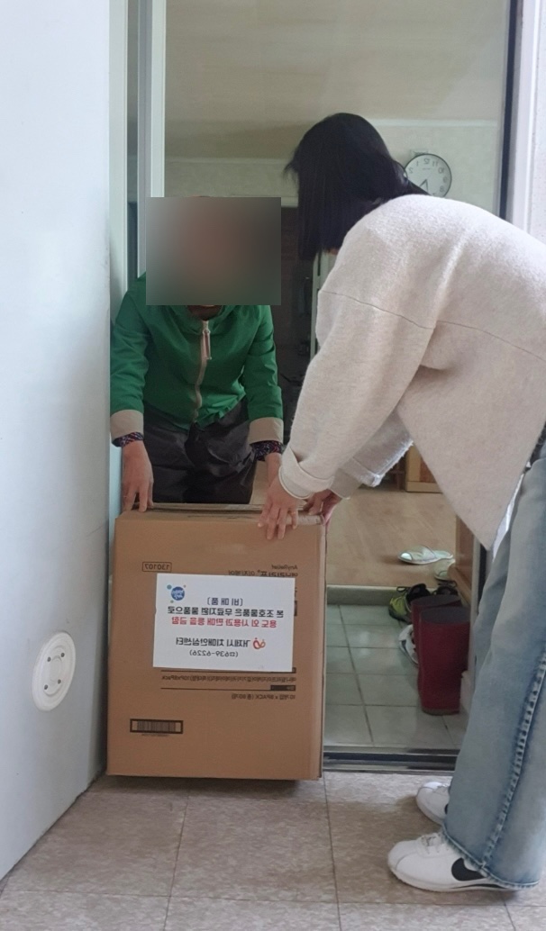 거제시치매안심센터, ‘편리하고 안전한 치매환자 돌봄, 조호물품 택배서비스로’ 현장 이미지