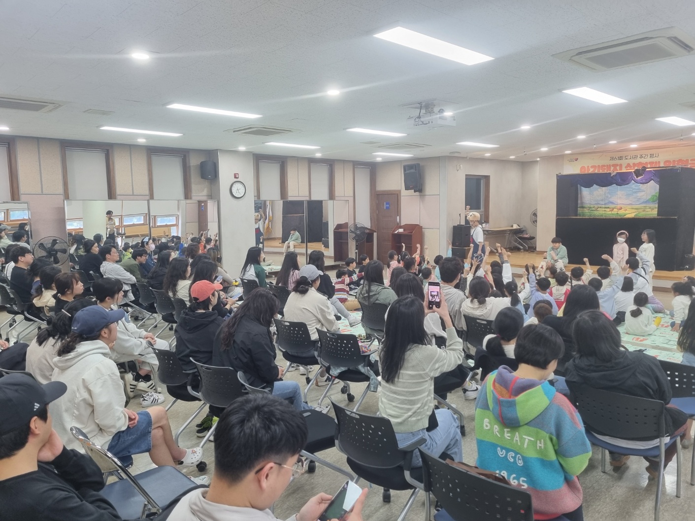 거제시립장평도서관 도서관주간 행사, ‘아기돼지 삼형제’ 인형극 성료 현장 이미지