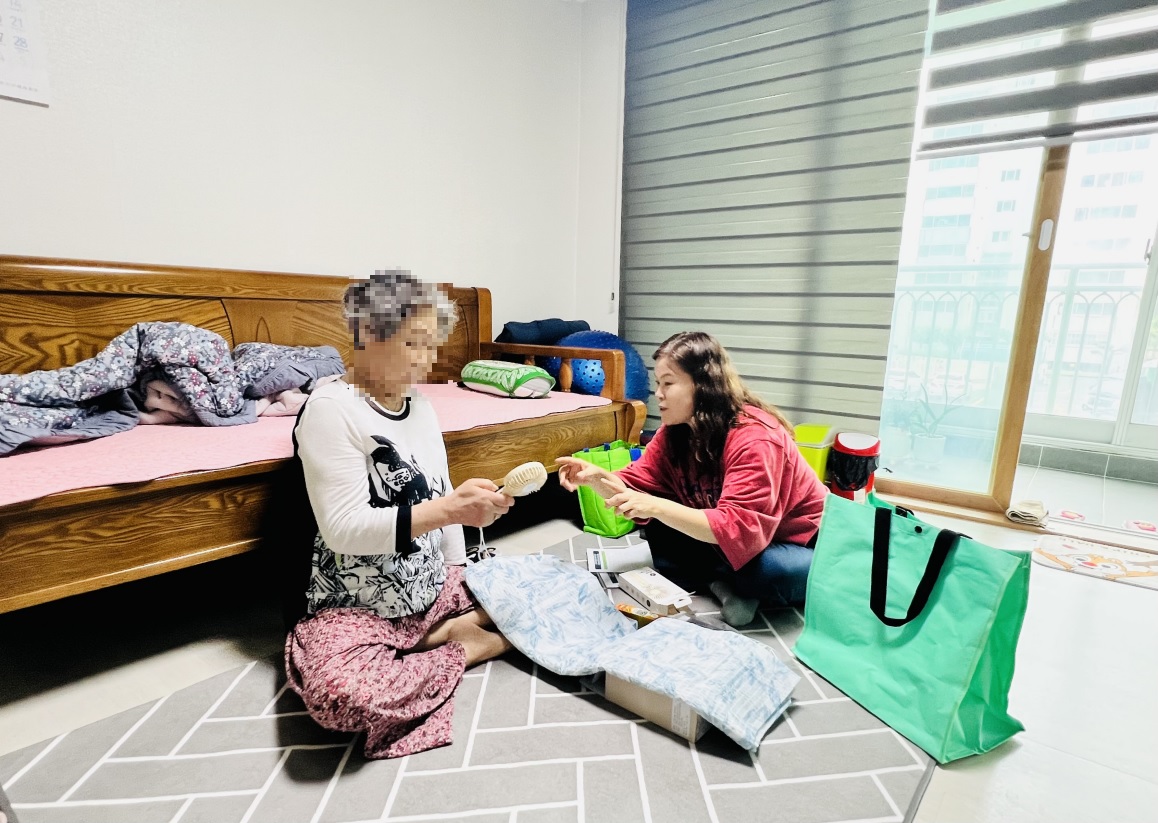 거제시치매안심센터, 치매어르신 200명 대상 폭염안심꾸러미 지원 현장 이미지