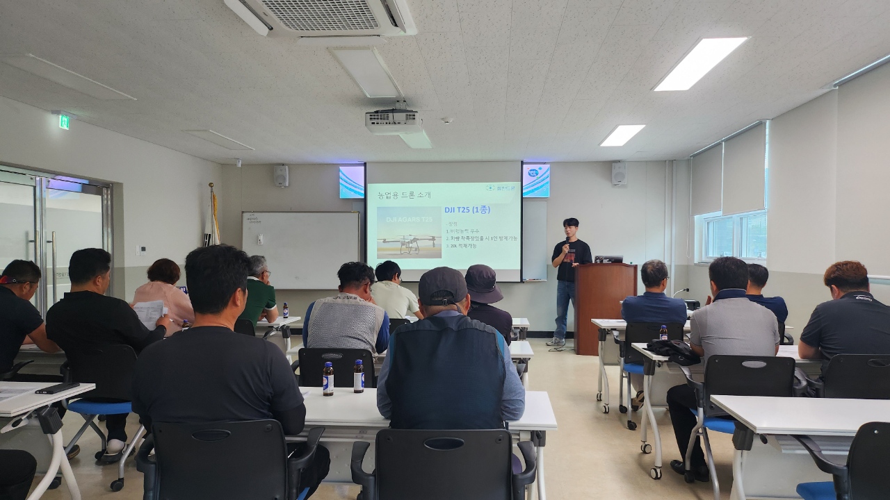 거제시, 벼 병해충 항공방제 기술교육 실시 현장 이미지