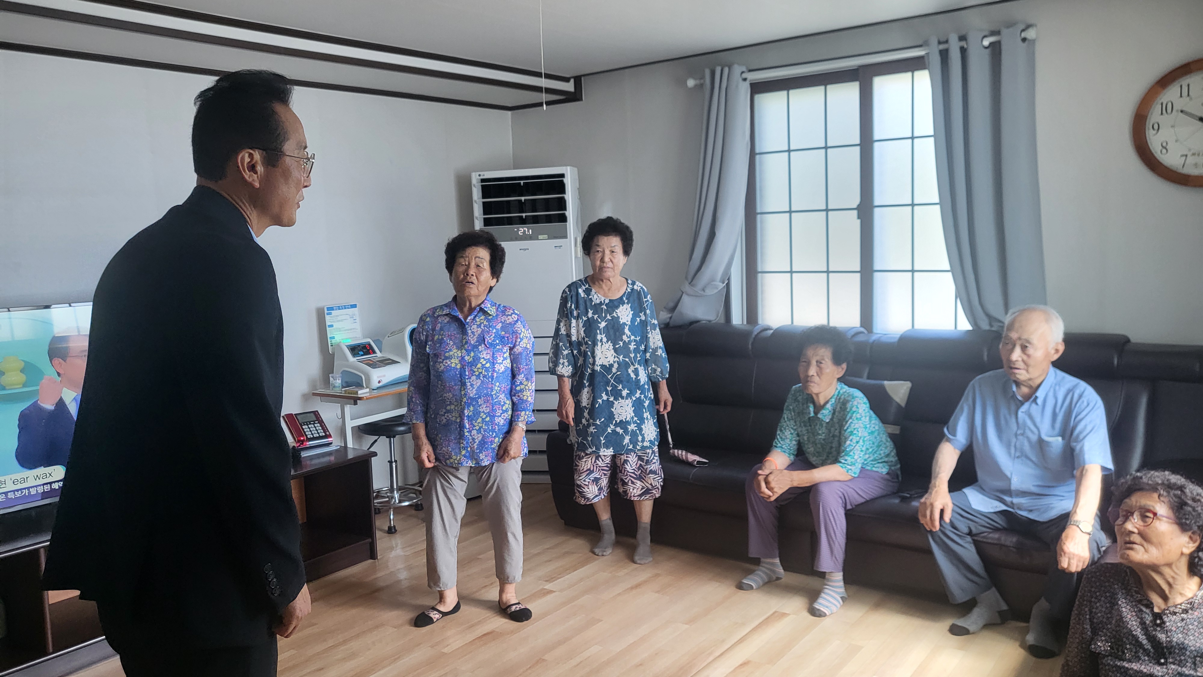 이하준 일운면장, 부임 후 경로당 순회방문 현장 이미지