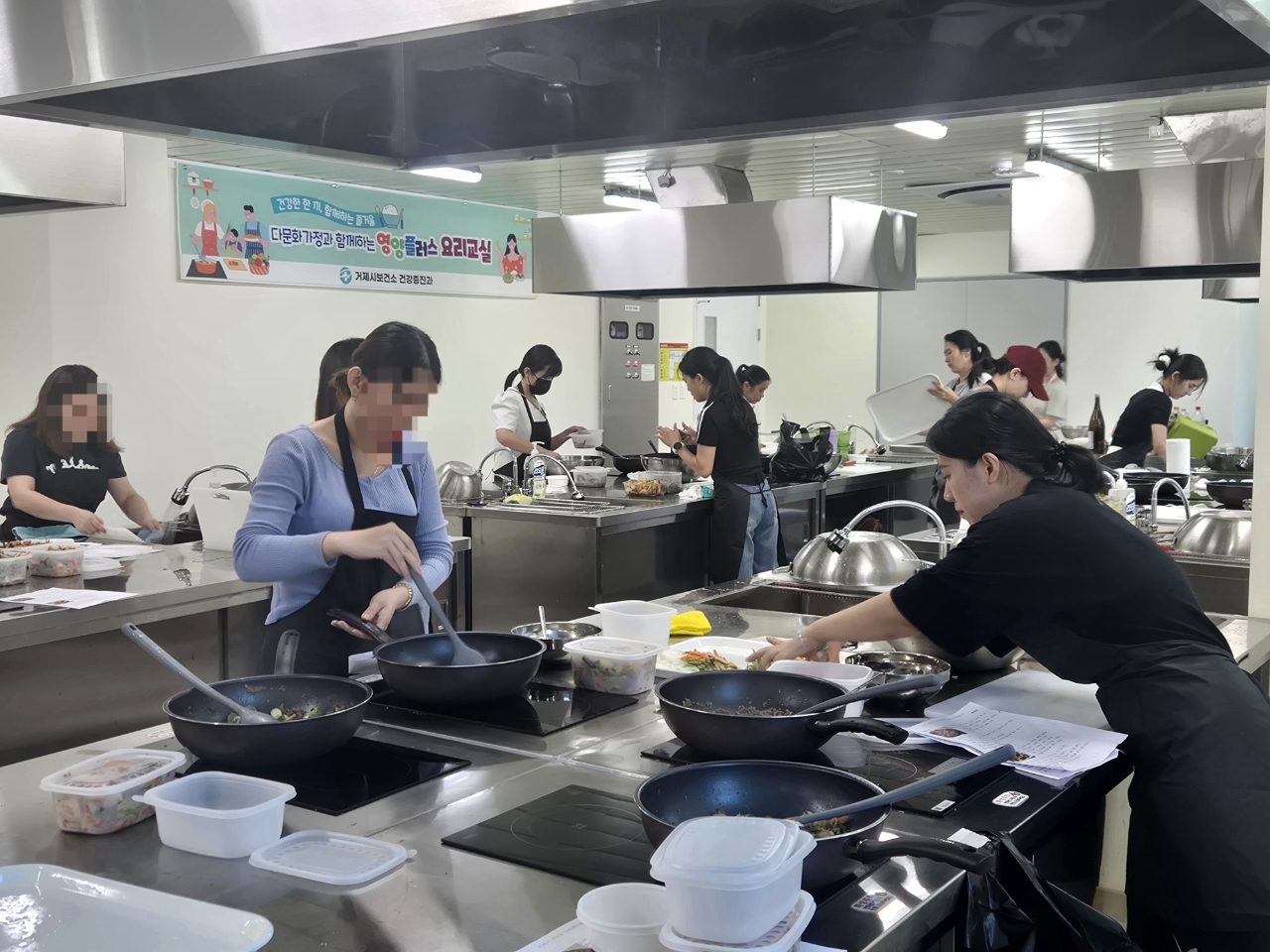 거제시보건소 다문화가정 대상 요리교실 ‘뜨거운 호응’ 현장 이미지