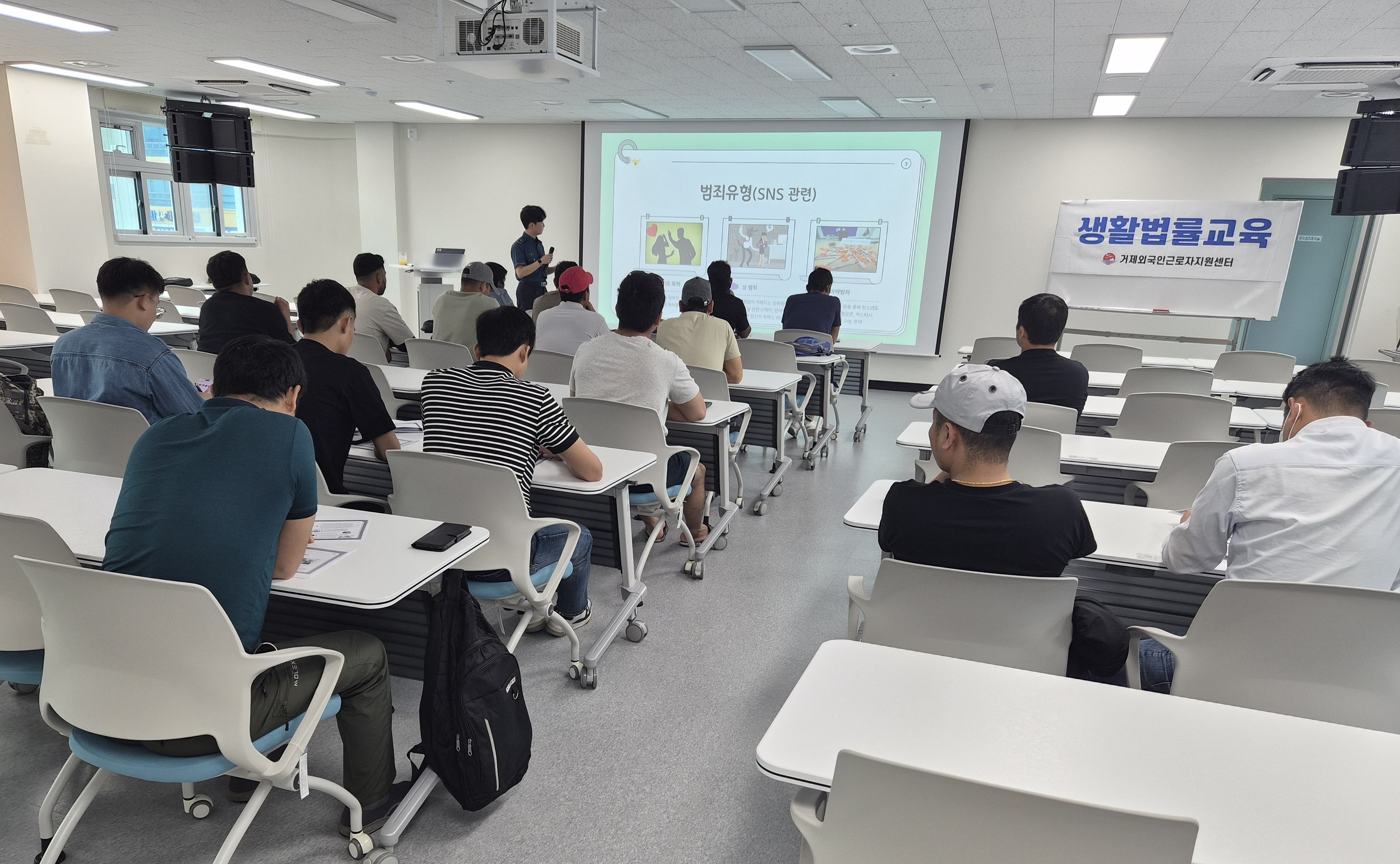 거제외국인근로자지원센터, 범죄예방교육·한국문화체험 프로그램 운영 현장 이미지