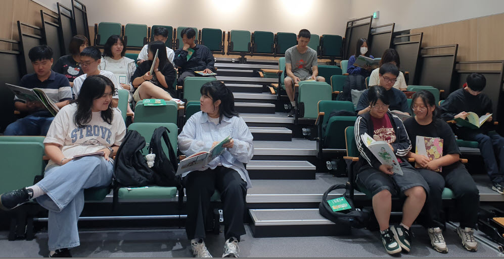 거제시립장승포도서관, 미래 보육교사를 위한 독서, 도서관 이용 교육 지원 현장 이미지