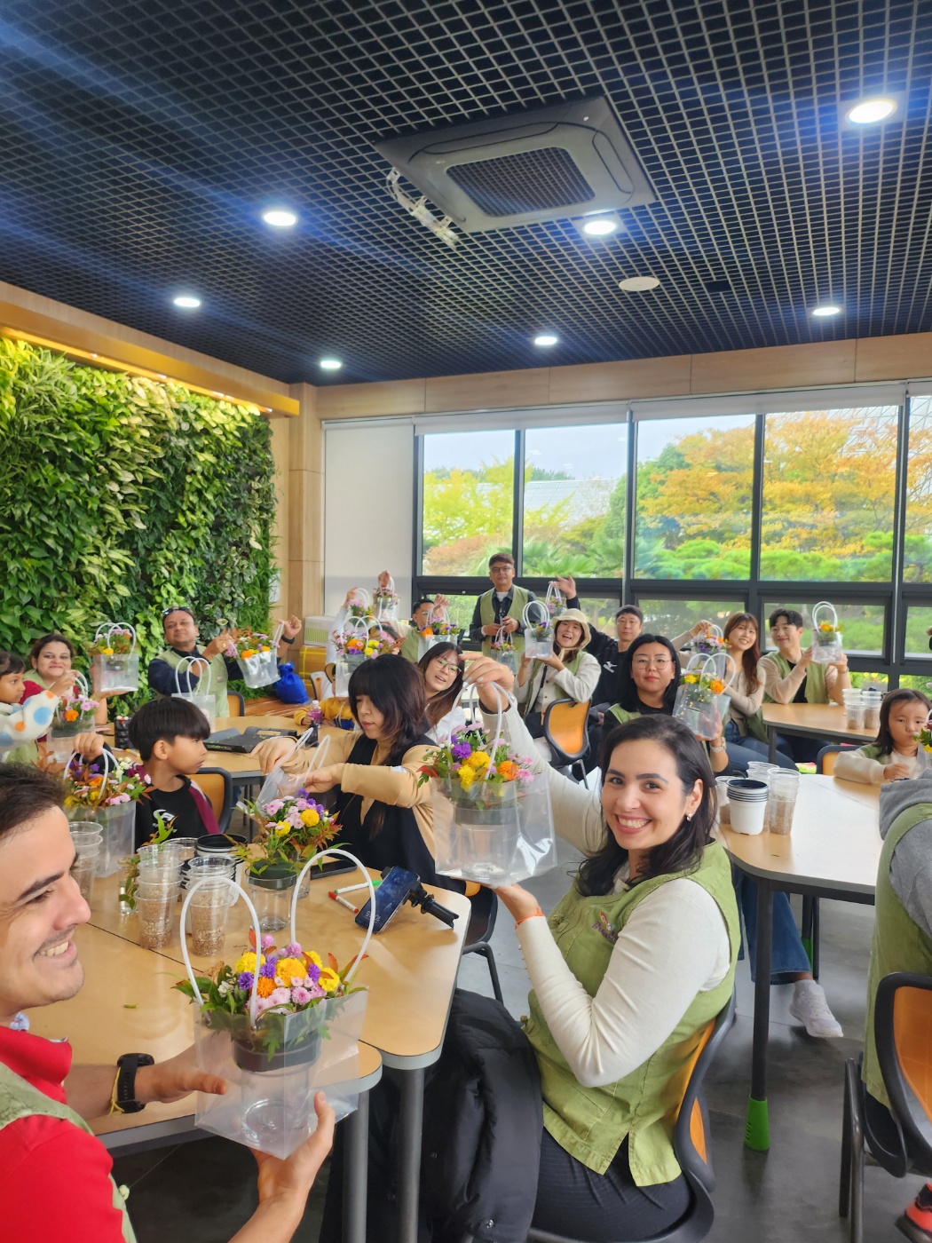 거제섬꽃축제, 다문화 노래자랑 및 글로벌 체험 프로그램 개최 현장 이미지