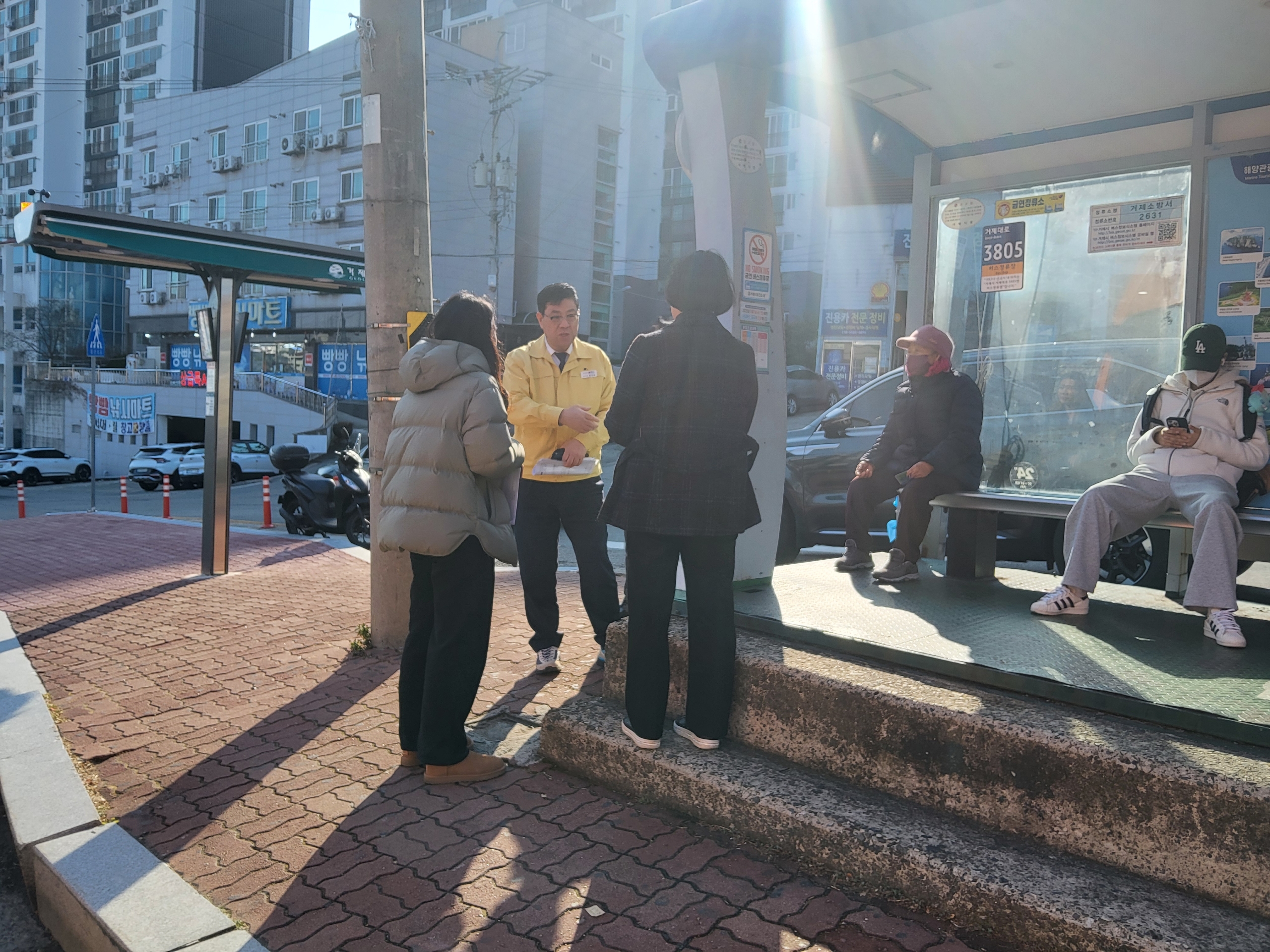 민기식 거제부시장 겨울철 한파쉼터, 저감시설 점검 현장 이미지