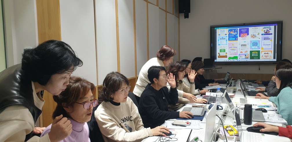 거제시립장승포도서관, 독서동아리 대상 ‘아이캔! 유캔! 캔바’수업 운영 현장 이미지