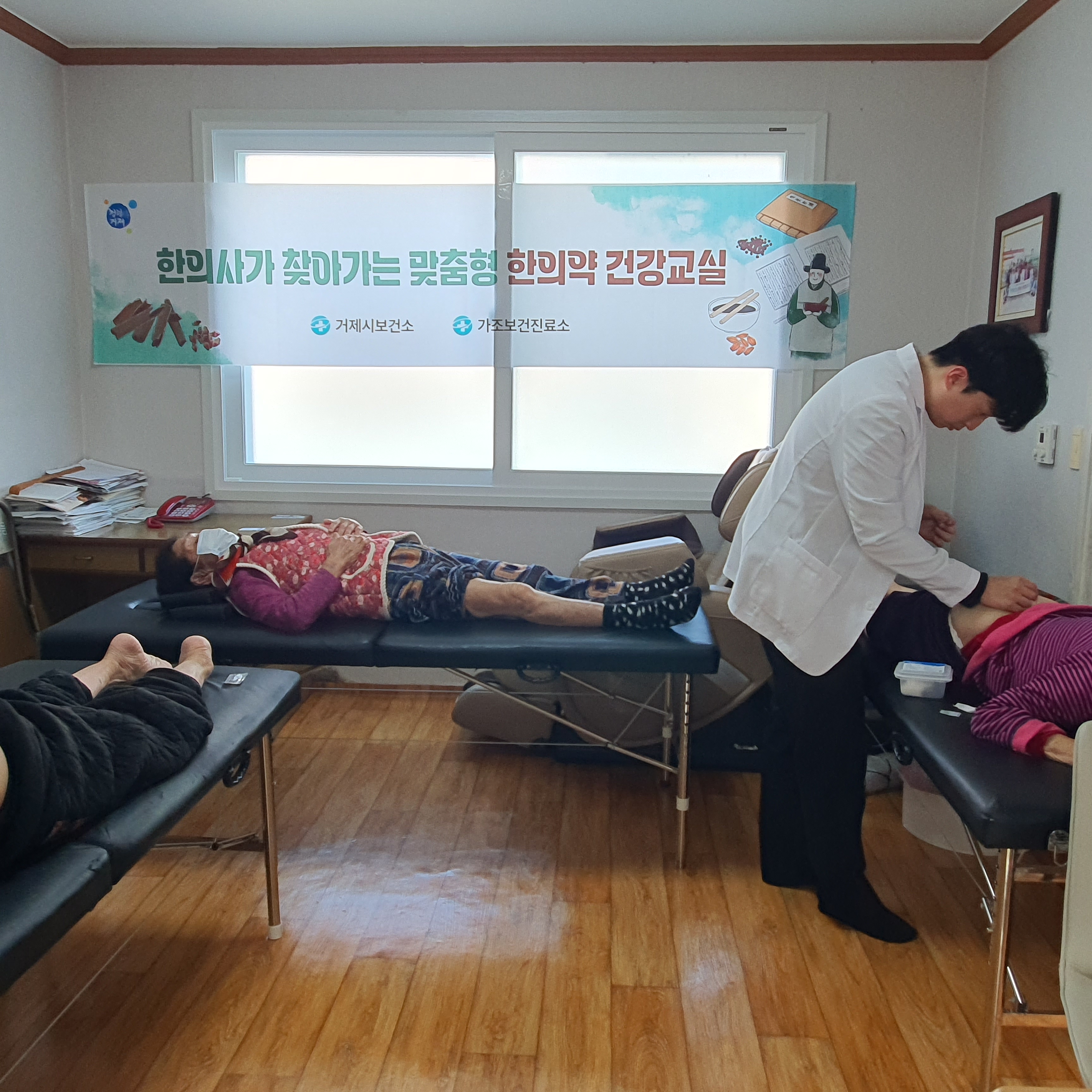 침 한 자리에 건강 한 움큼 현장 이미지