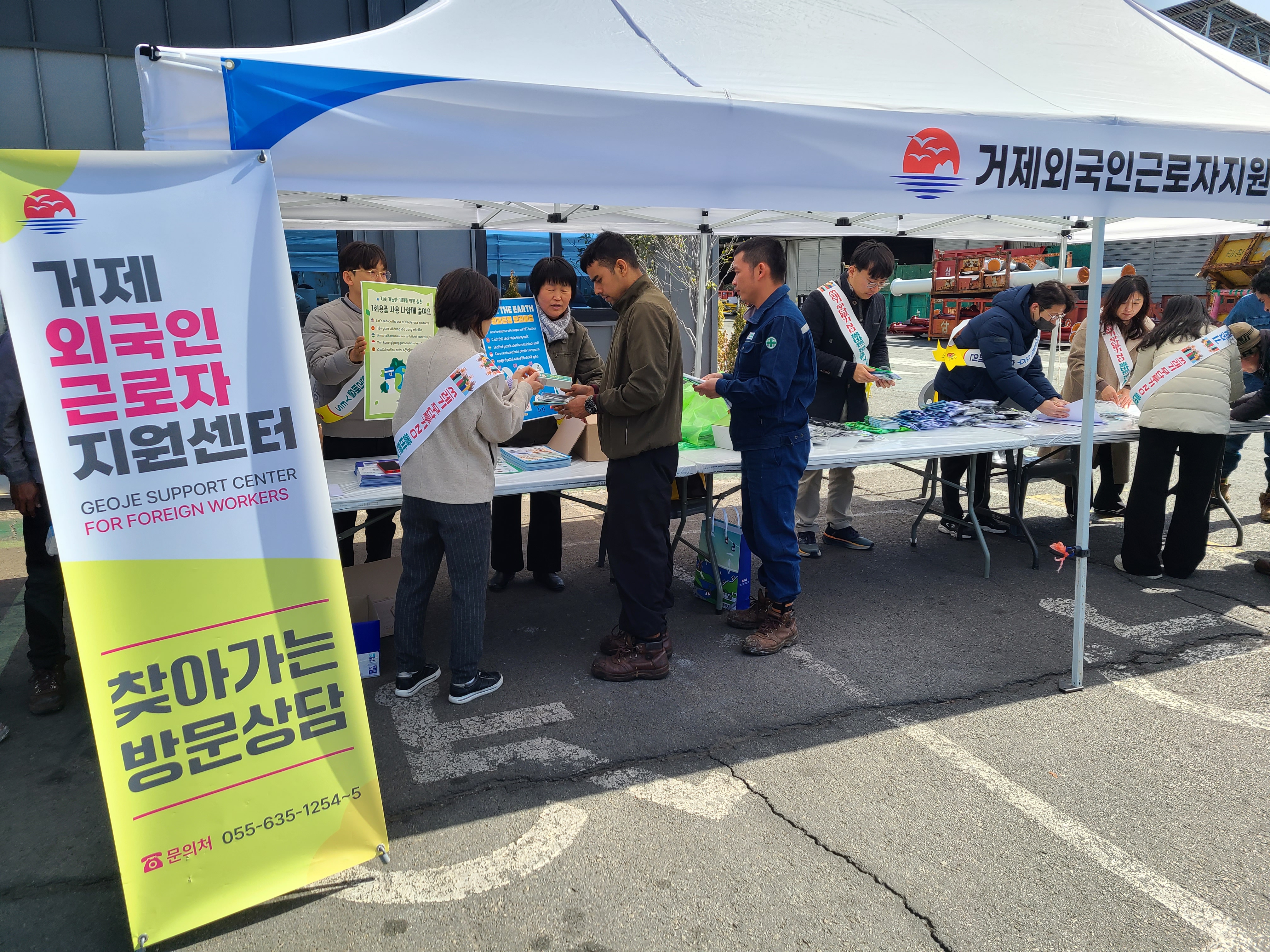 외국인 노동자 맞춤형 생활폐기물 배출방법 및 재활용품 분리배출 캠페인 전개 현장 이미지