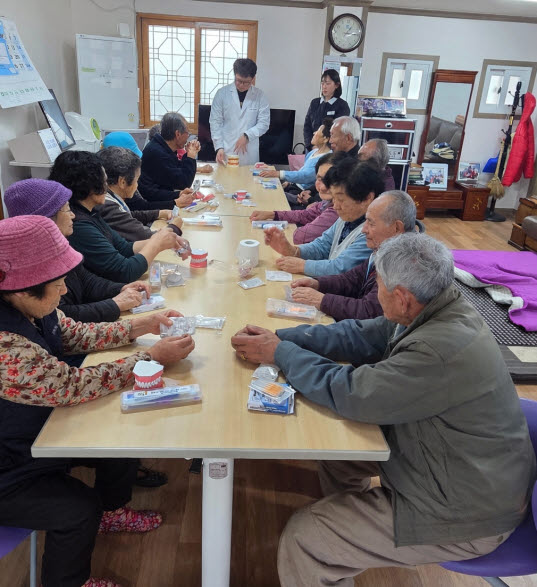덕곡마을에 번진 건강한 미소, 덕곡보건진료소 구강보건교육 큰 호응 현장 이미지