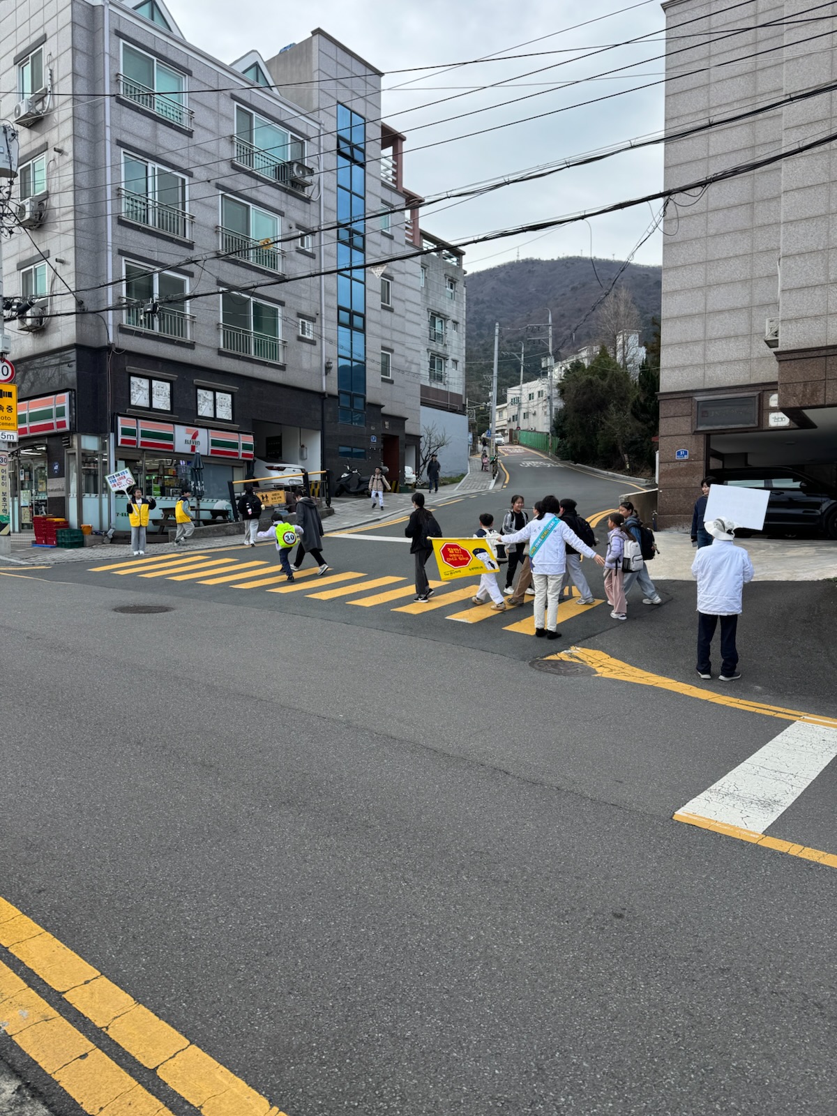 초등학교 개학기 위해요소 안전점검 및 교통 안전 캠페인으로 안전한 통학 환경 조성 현장 이미지