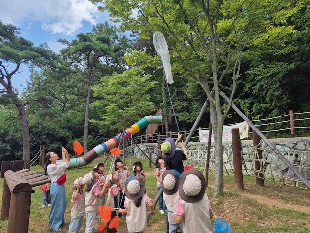 거제시, 봄 향기와 함께하는 유아숲체험원 운영 현장 이미지