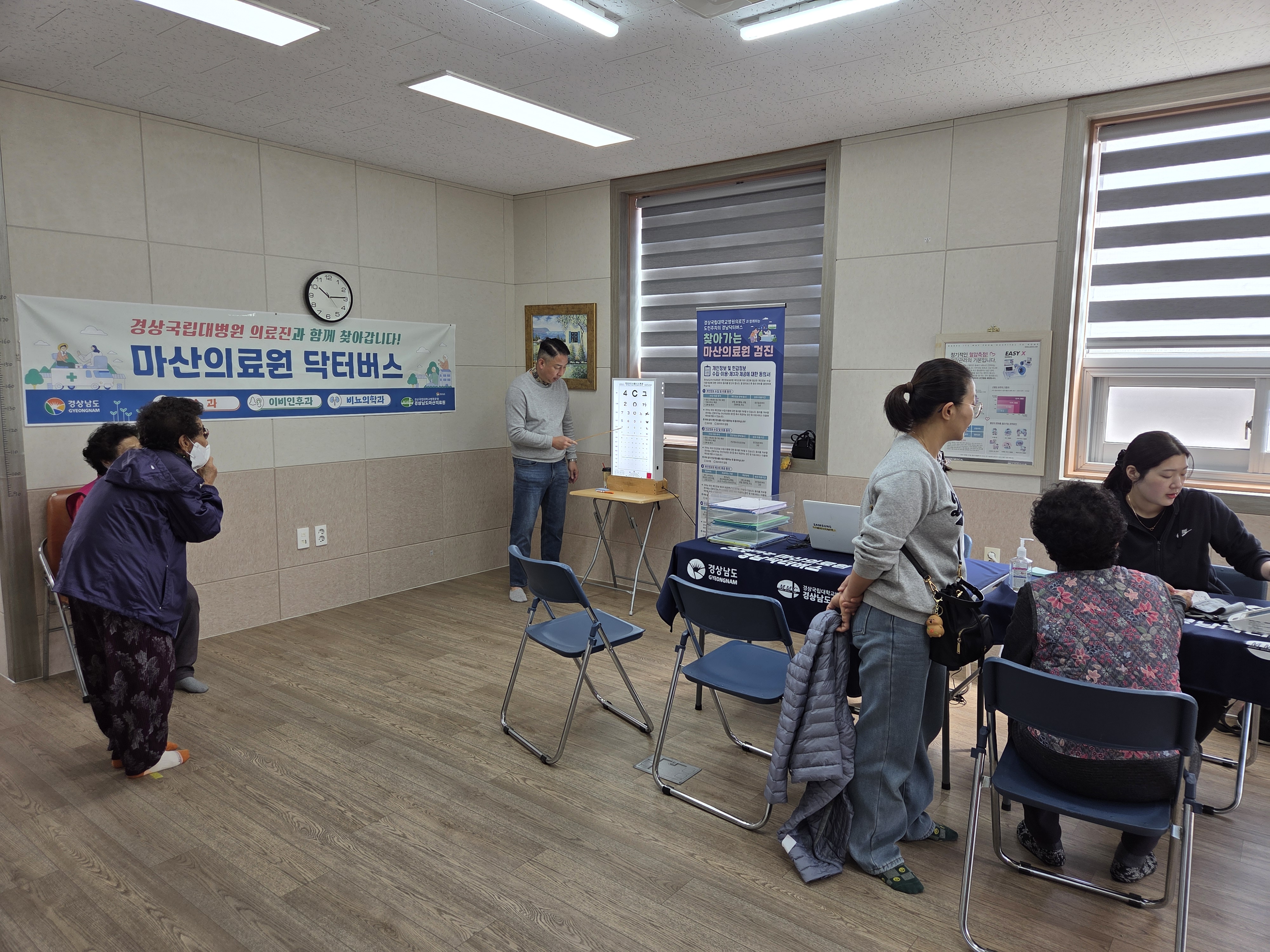 “우리 마을 의료 해결사” 거제 가배마을 찾은 닥터버스 현장 현장 이미지