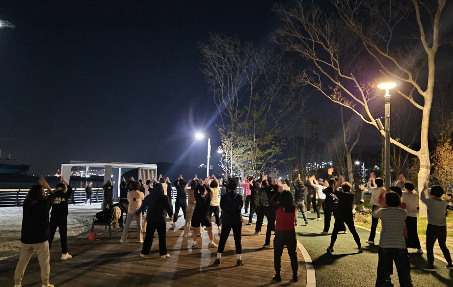 거제시보건소, 고현항매립지 노을곶공원 야경 속 건강한 활력 ‘별빛운동교실’ 인기몰이 현장