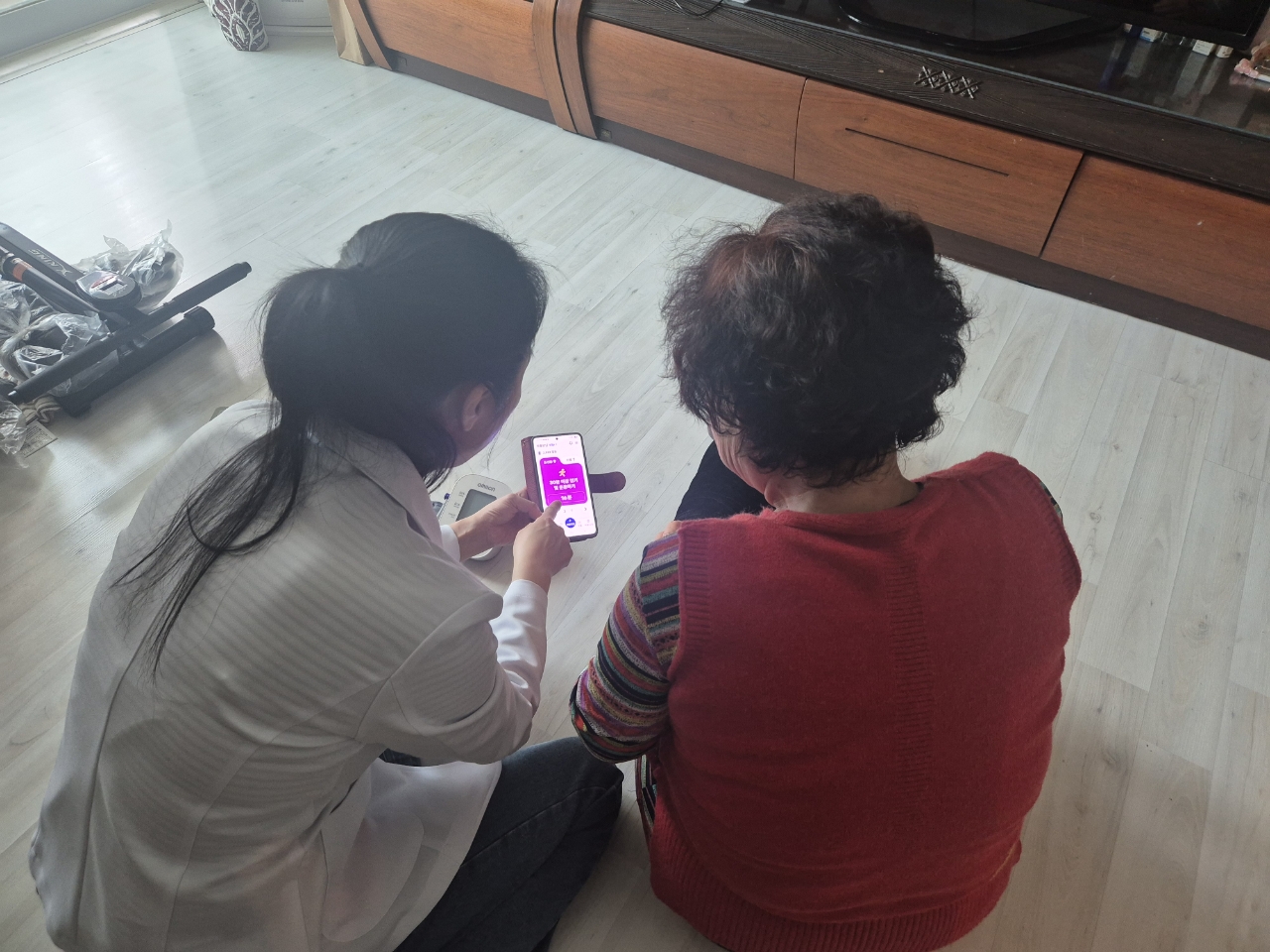 거제시보건소, AI·IoT기반 어르신건강관리사업 큰 호응 속에서 순항 중!! 현장 이미지