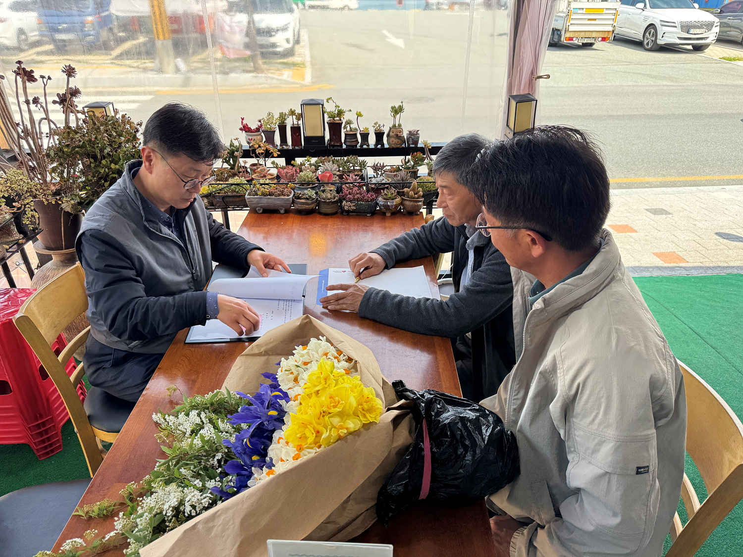 ‘수선화 명소’ 공곶이, 3년 더 가꾼다...거제시 경관조성 협약 체결 현장 이미지