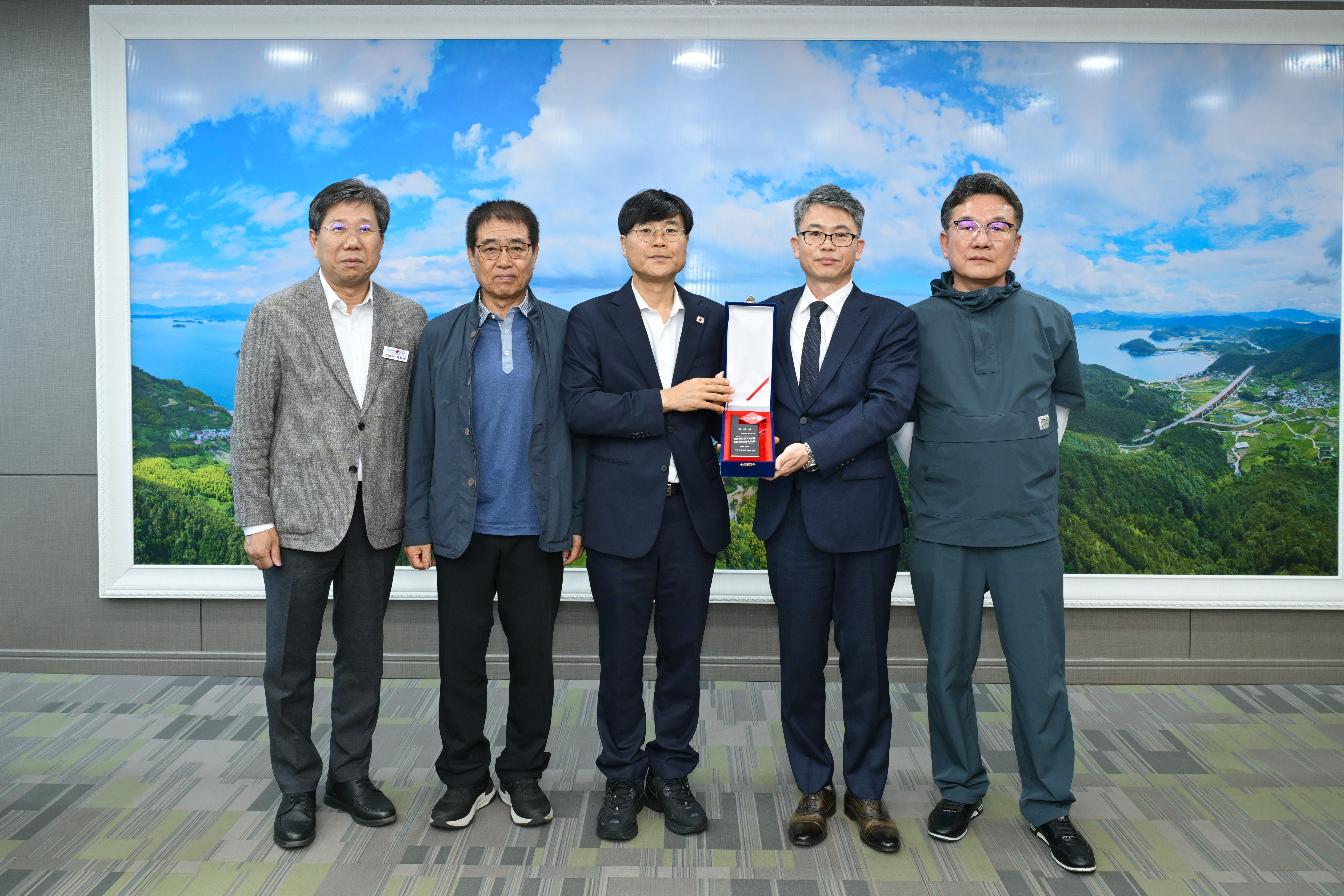 조은섬콜 운영위원회, 거제시장에게 감사패 전달 현장 이미지