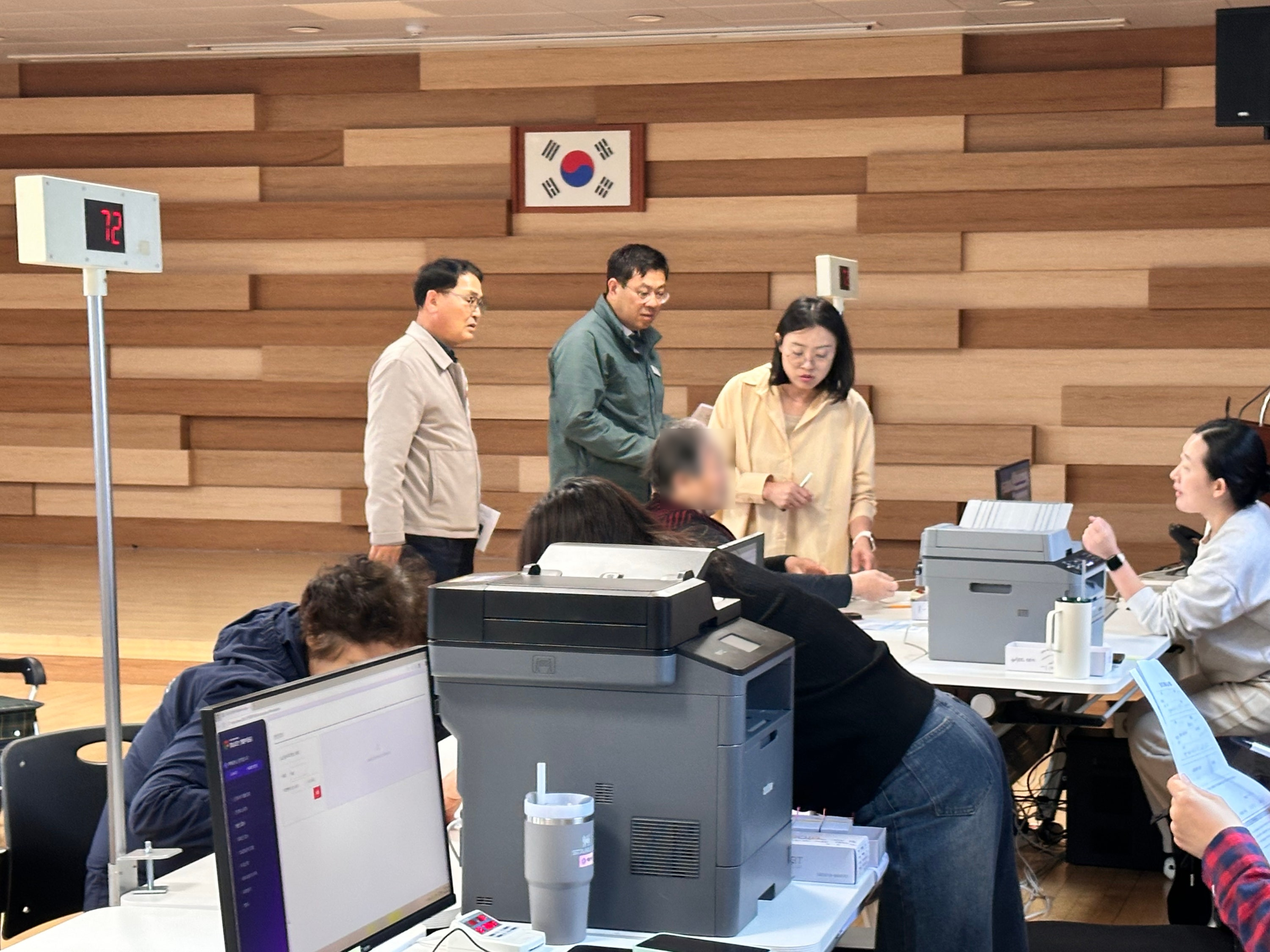 민기식 거제시장 권한대행,  「경남도민 생활지원금」 접수처 현장 점검 현장 이미지