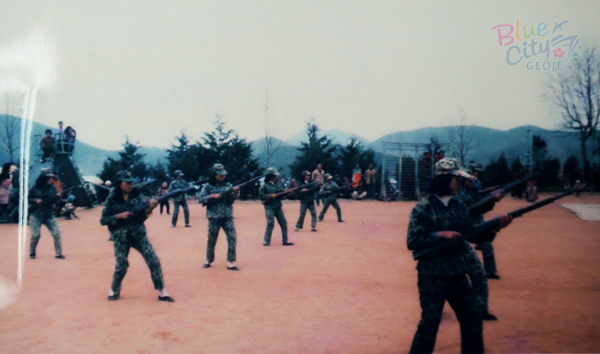 생활풍경(여자향토예비군의 총검술)