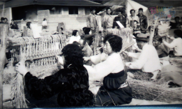 생활풍경(가마니를 짜는 주민들)