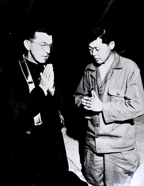 포로수용소 관리(신부와 한국 장교)