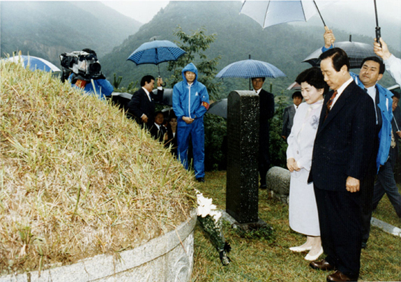 김영삼대통령(모친의 묘소를 찾은 김영삼대통령)