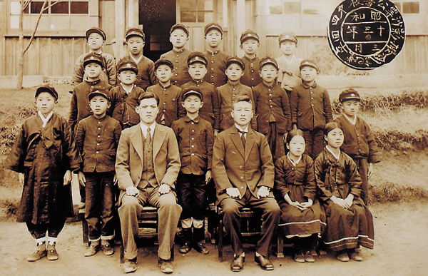 일제강점기 후반(학창시절. 사등공립보통학교 제4회 졸업식)