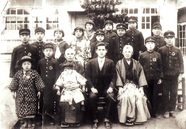 일제강점기 후반(학창시절. 송진심상소학교의 제22회 졸업식)